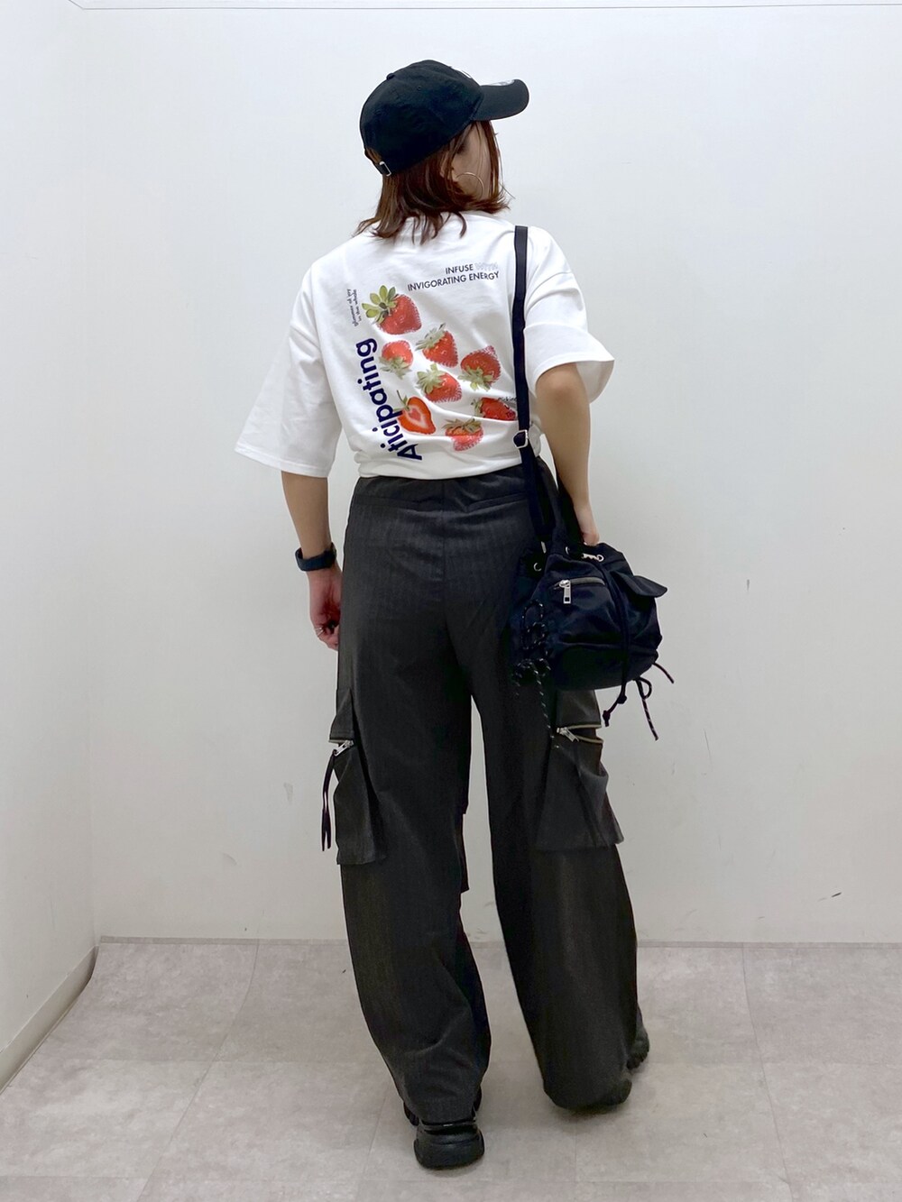 ホワイト系のTシャツ/カットソー、ブラック系のボディバッグ/ウエストポーチ、グレー系のカーゴパンツを着用したレディースの春コーディネートの5枚目の写真
