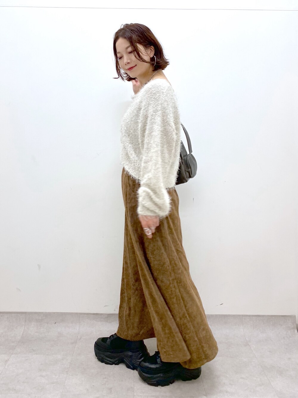 「ブラウン、淡色コーデ、厚底シューズ、秋服準備はじめました、デートコーデ、ショルダーバッグ、休日スタイル、カーディガン、ロングスカート、秋コーデ、低身長、オトナカジュアル、フェザーニット、マーメイドスカート、ショートブーツ」｜「PAGEBOYのラメファインフェザーZIPカーディガン（カーディガン/ボレロ、ホワイト系）」を使った、Chisaさん（レディース・154cm）の秋コーディネートの8枚目の写真