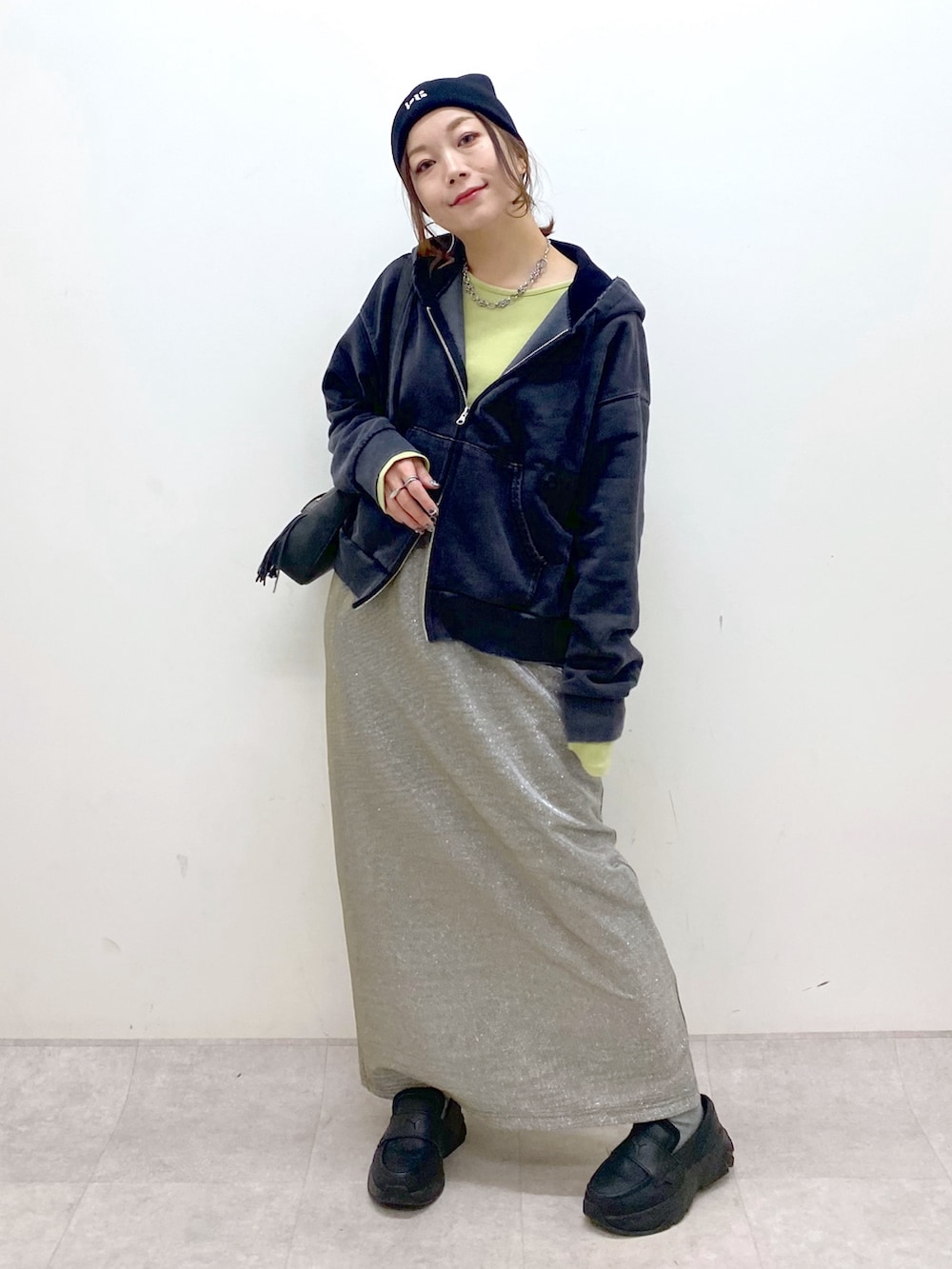 イエロー系のTシャツ/カットソー、ブラック系のパーカー、グレー系のスカートを着用したレディースの春コーディネートの4枚目の写真