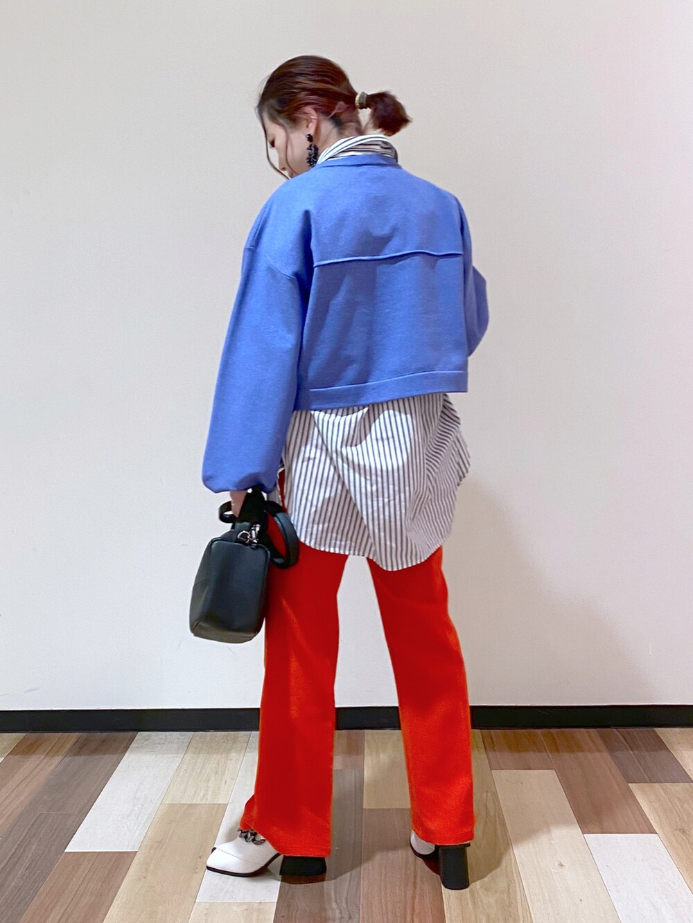 ホワイト系のパンプス、ブルー系のニット/セーター、グレー系のシャツ/ブラウスを着用したレディースの冬コーディネートの4枚目の写真