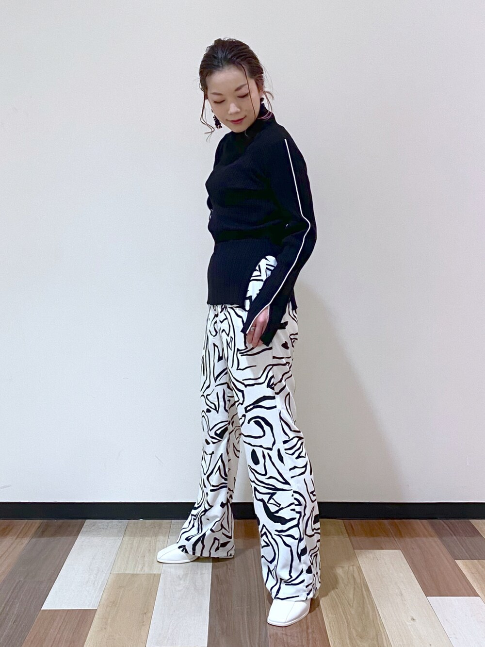 ホワイト系のその他パンツ、ホワイト系のサンダル、ブラック系のショルダーバッグを着用したレディースの冬コーディネートの5枚目の写真