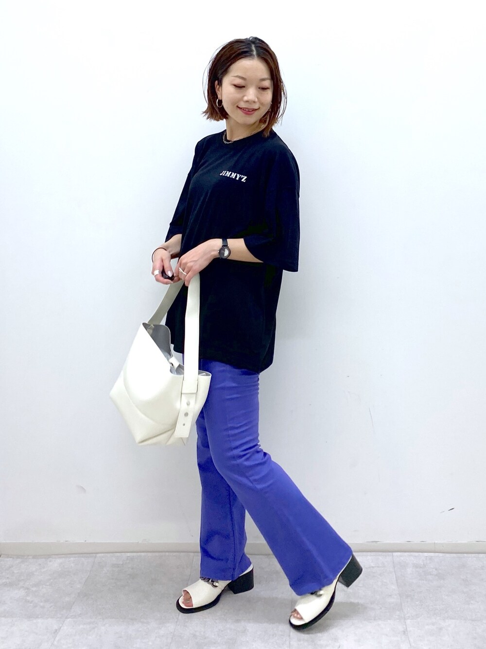 その他のパンツ、ホワイト系のシューズ、ホワイト系のバッグを着用したレディースの夏コーディネートの3枚目の写真