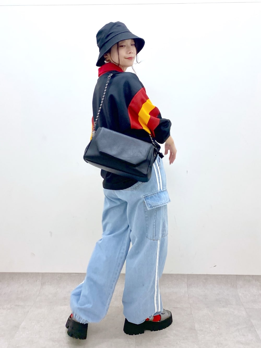 ブラック系のシャツ/ブラウス、ブルー系のデニムパンツ、ブラック系のショルダーバッグを着用したレディースの春コーディネートの5枚目の写真