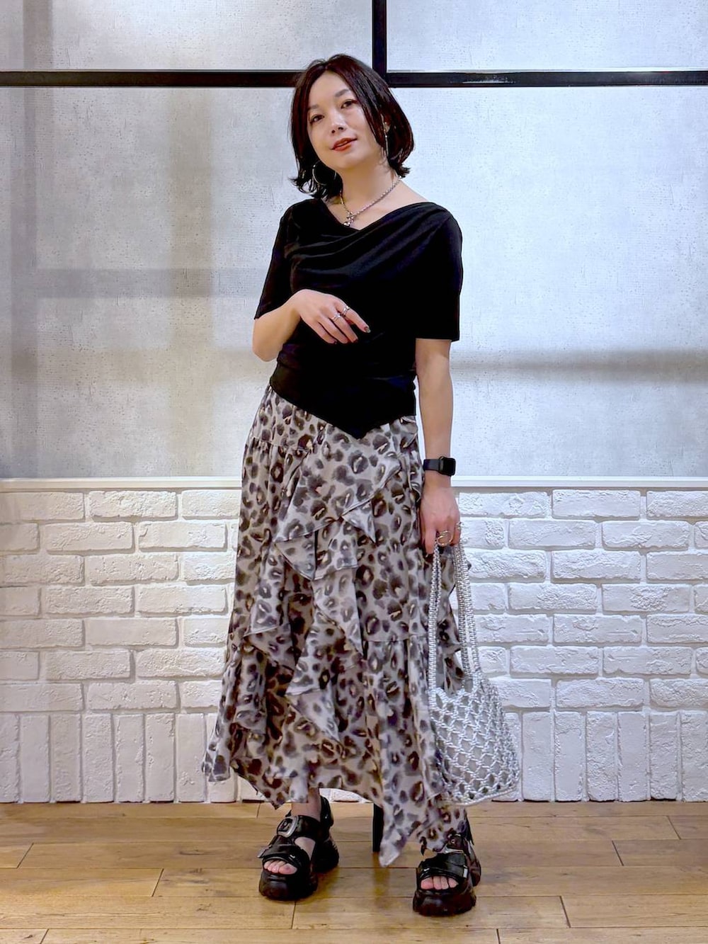 その他のスカート、シルバー系のショルダーバッグ、ブラック系のサンダルを着用したレディースの春コーディネートの9枚目の写真