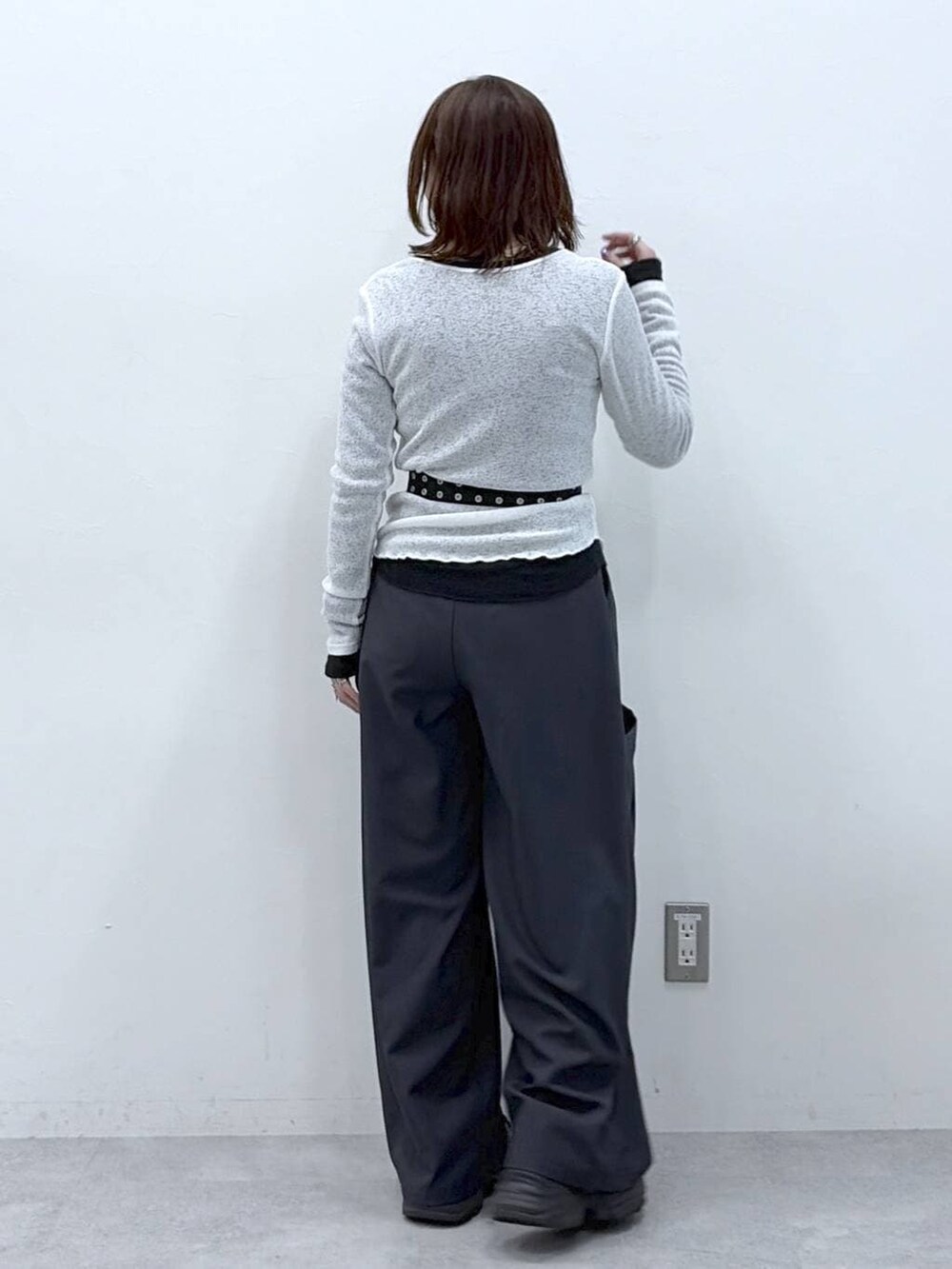 ブラック系のスニーカー、ブラック系のTシャツ/カットソー、ホワイト系のTシャツ/カットソーを着用したレディースの春コーディネートの6枚目の写真