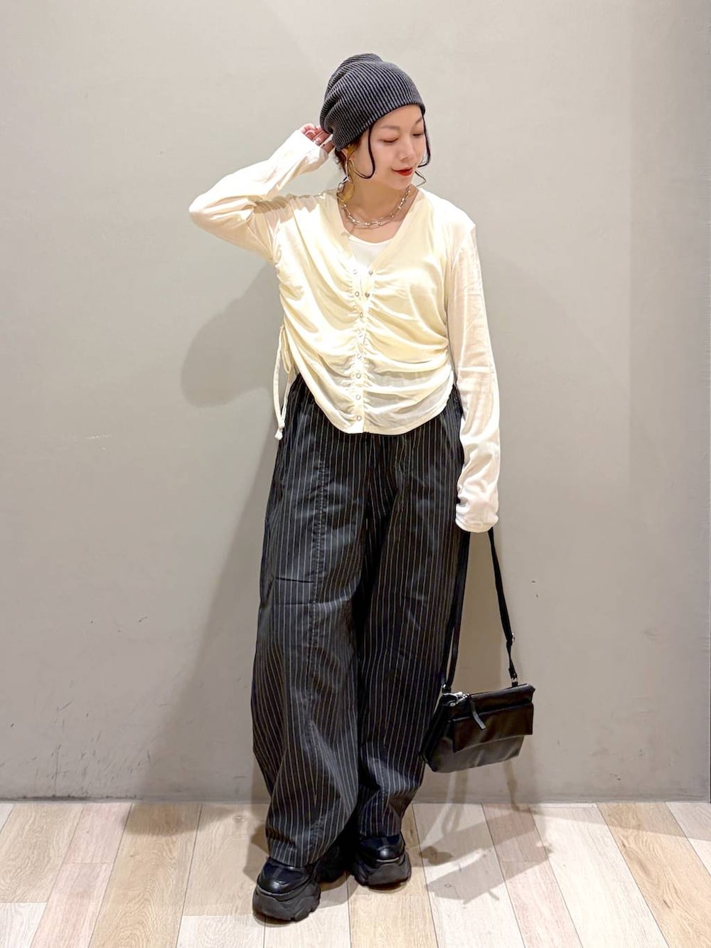 ブラック系のスニーカー、ブラック系のその他パンツ、ホワイト系のタンクトップを着用したレディースの夏コーディネートの8枚目の写真