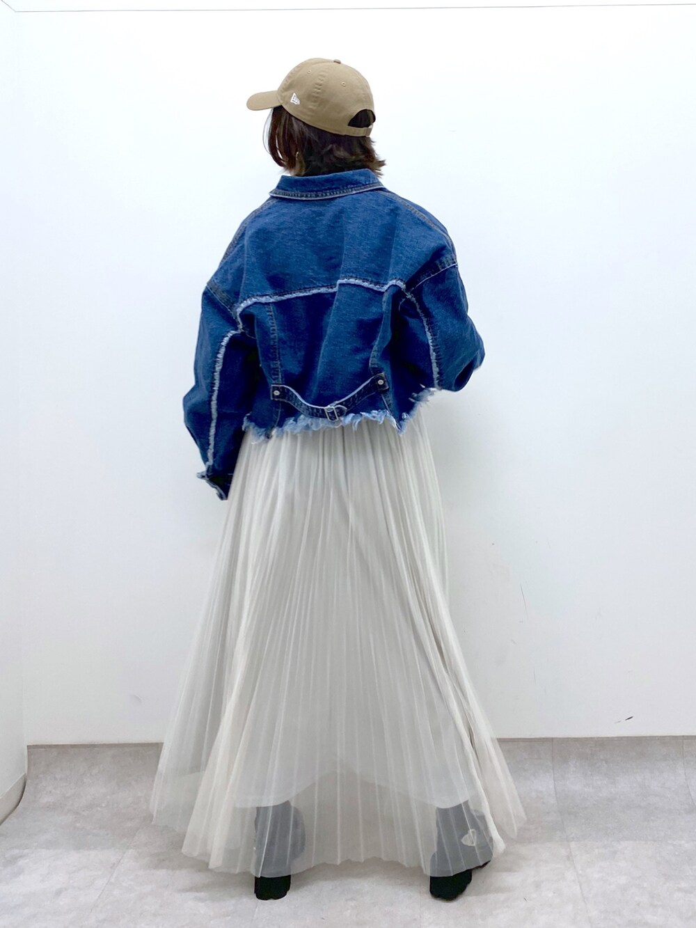 ホワイト系のスカート、ブラック系のトップス、ブルー系のジャケット/アウターを着用したレディースの春コーディネートの3枚目の写真