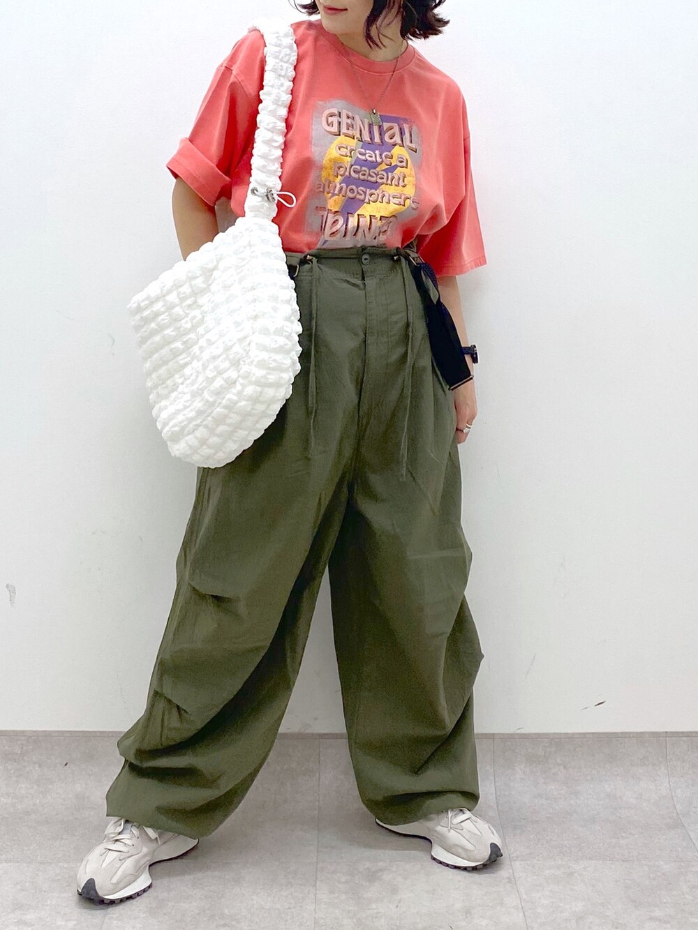 グリーン系のその他パンツ、ホワイト系のバッグ、レッド系のTシャツ/カットソーを着用したレディースの春コーディネートの4枚目の写真
