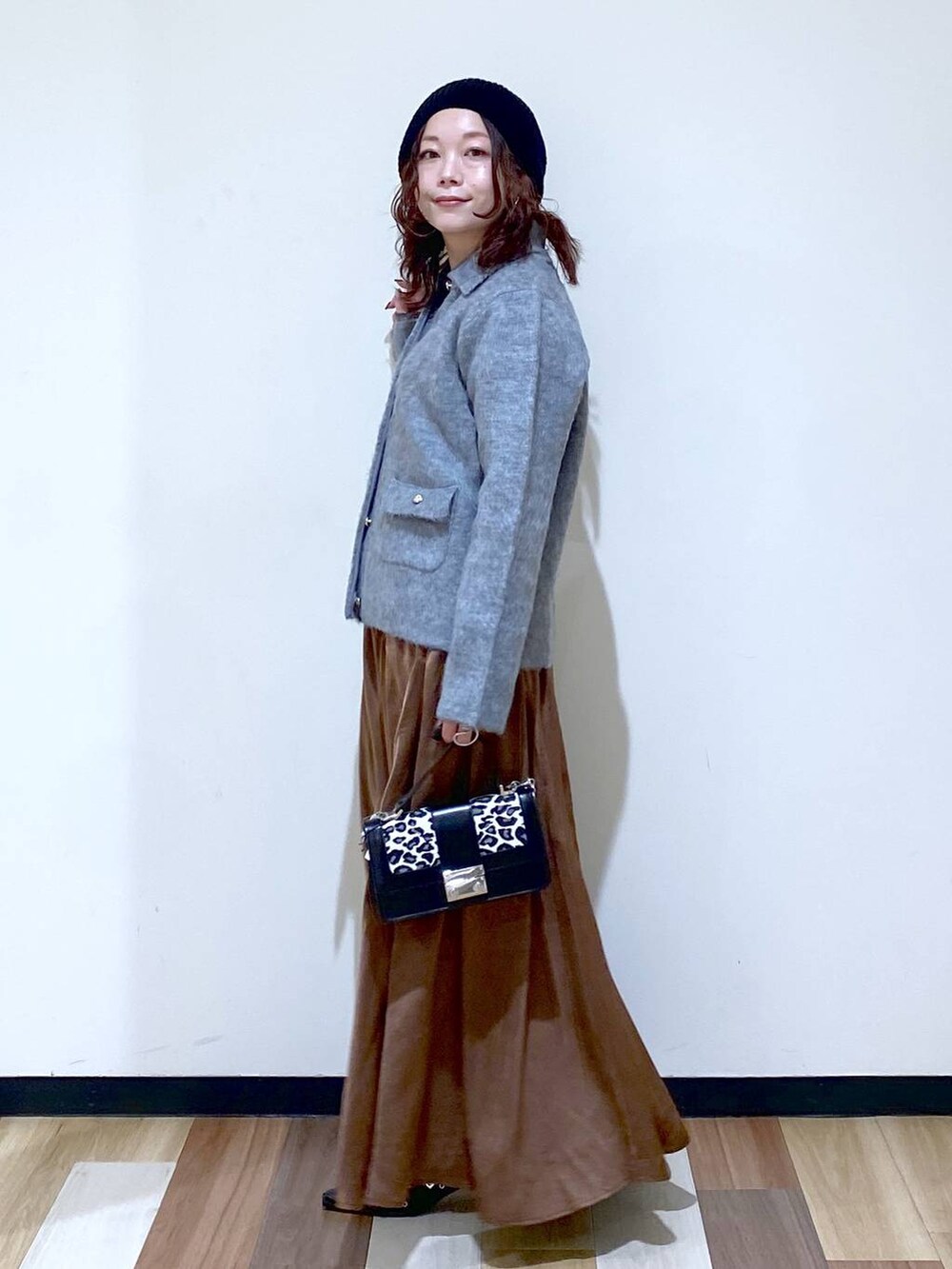 ブラウン系のTシャツ/カットソー、その他のハンドバッグ、ブラック系のパンプスを着用したレディースの秋コーディネートの5枚目の写真