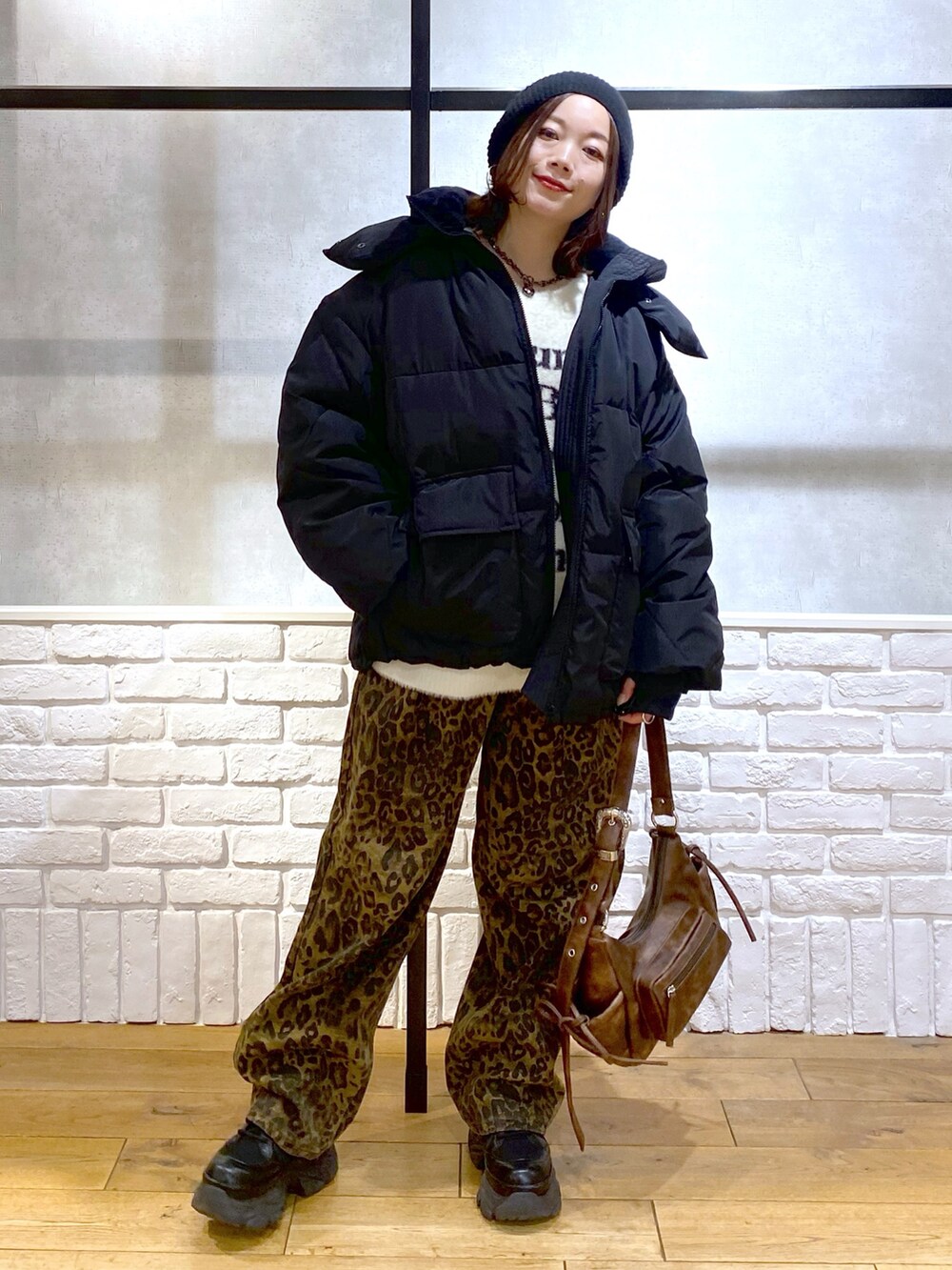 ホワイト系のニット/セーター、ブラック系のブルゾン、その他のデニムパンツを着用したレディースの冬コーディネートの9枚目の写真