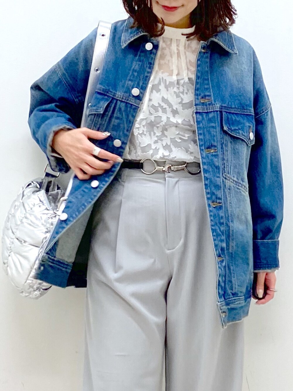 ホワイト系のシャツ/ブラウス、ブルー系のデニムジャケット、ホワイト系のローファーを着用したレディースの冬コーディネートの2枚目の写真