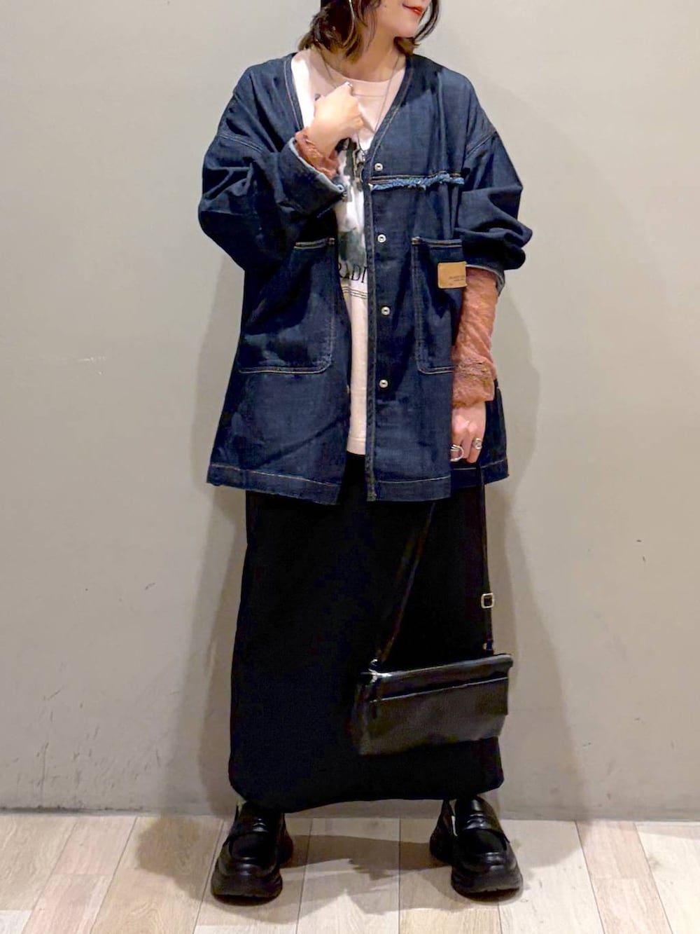 ブラック系のローファー、ブルー系のシャツ/ブラウス、ピンク系のTシャツ/カットソーを着用したレディースの夏コーディネートの2枚目の写真