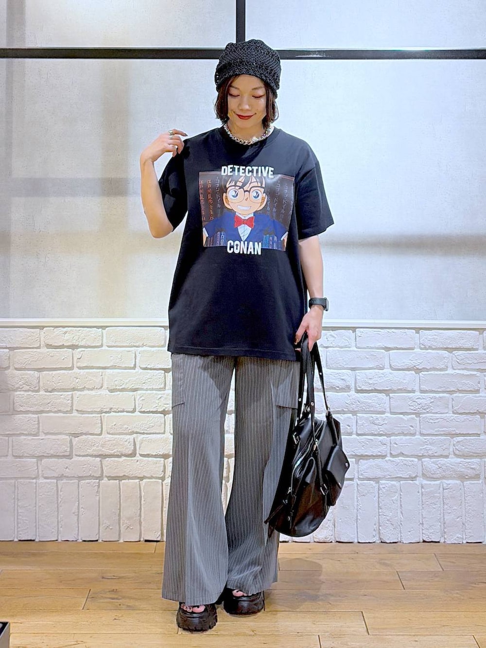 ブラック系のサンダル、ブラック系のボストンバッグ、ブラック系のTシャツ/カットソーを着用したレディースの春コーディネートの8枚目の写真