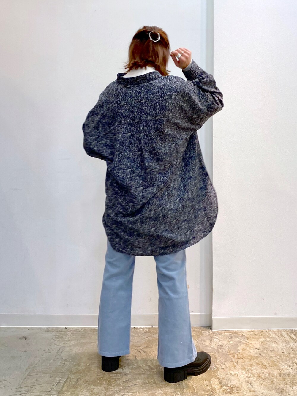 ホワイト系のニット/セーター、ブルー系のその他パンツ、ブラック系のブーツを着用したレディースの秋コーディネートの4枚目の写真