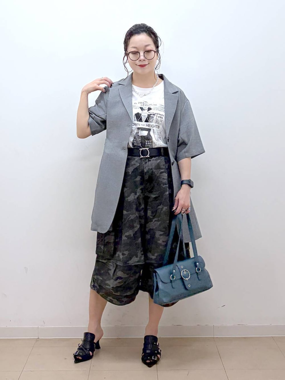ホワイト系のTシャツ/カットソー、ブラック系のサンダル、グレー系のテーラードジャケットを着用したレディースの夏コーディネートの9枚目の写真