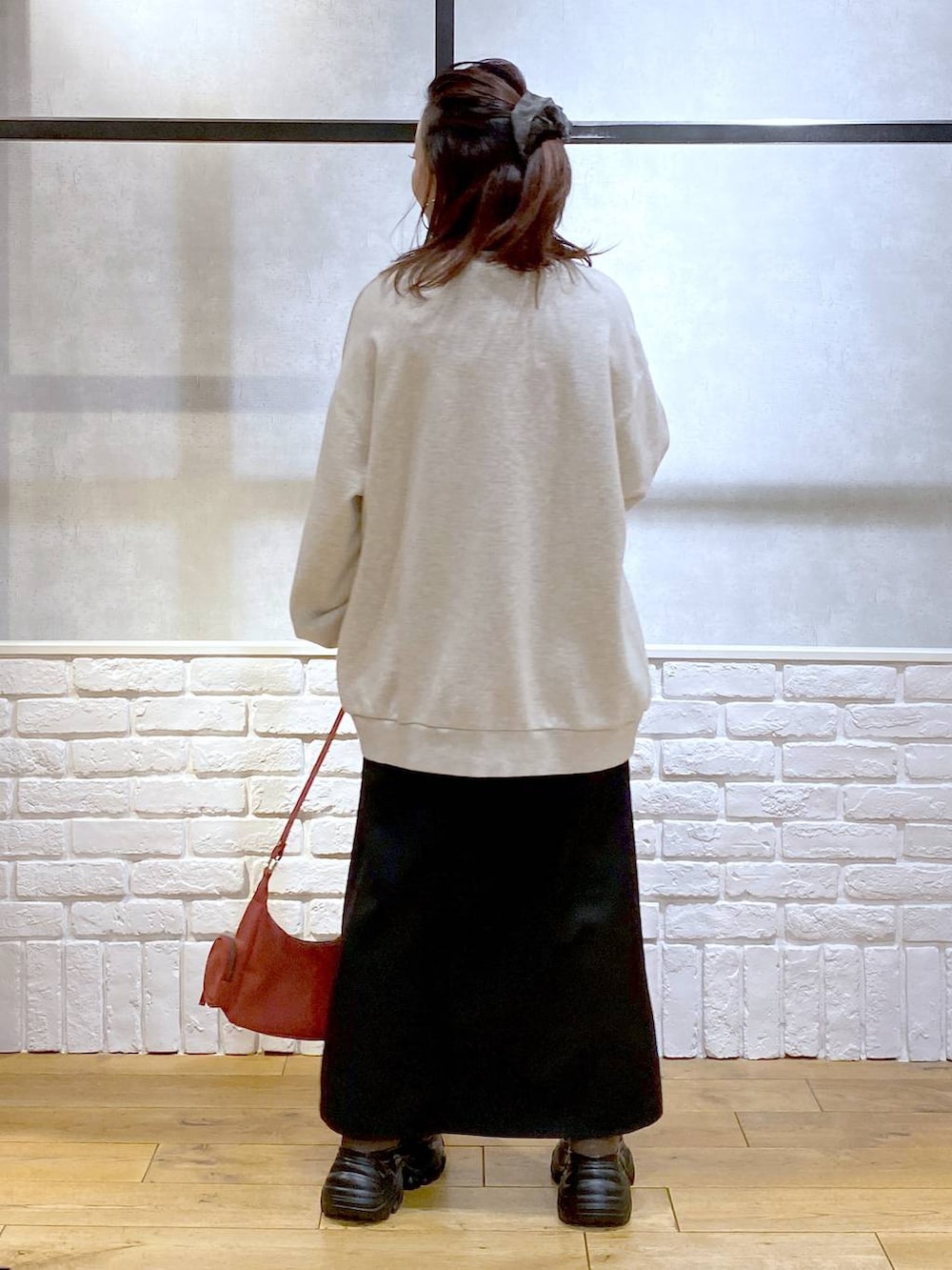 ブラウン系のブーツ、シルバー系のTシャツ/カットソー、ベージュ系のスウェットを着用したレディースの冬コーディネートの6枚目の写真