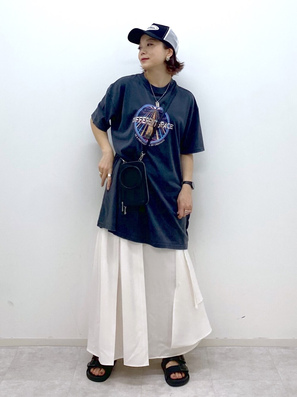 グレー系のTシャツ/カットソー、ホワイト系のスカート、ブラック系のサンダルを着用したレディースの夏コーディネートの5枚目の写真
