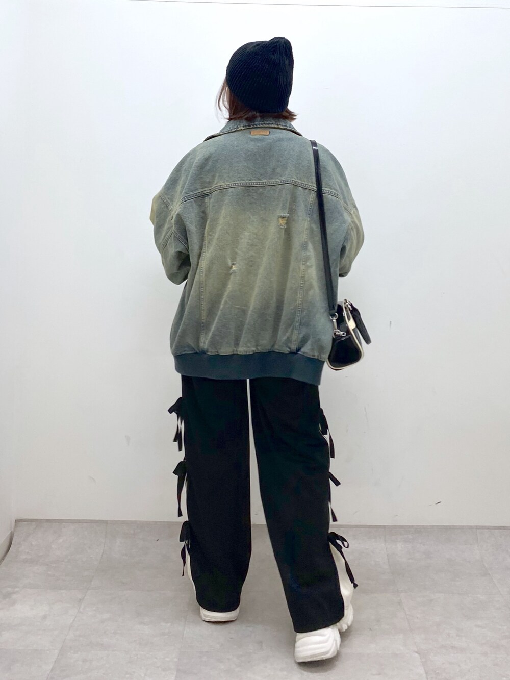 ブラック系のその他パンツ、ホワイト系のスニーカー、ブラック系のショルダーバッグを着用したレディースの秋コーディネートの6枚目の写真