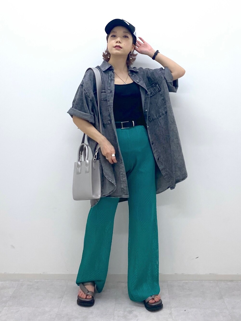 ブルー系のその他パンツ、その他のサンダル、ブラック系のシャツ/ブラウスを着用したレディースの夏コーディネートの2枚目の写真