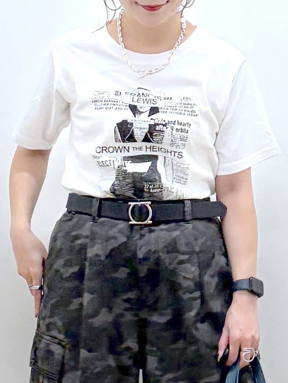 ホワイト系のTシャツ/カットソー、ブラック系のサンダル、グレー系のテーラードジャケットを着用したレディースの夏コーディネートの2枚目の写真