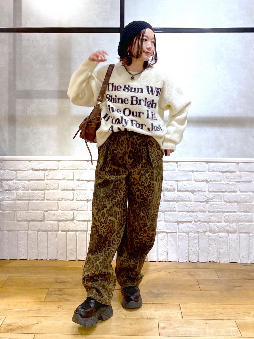 その他のデニムパンツ、ブラウン系のショルダーバッグ、ホワイト系のニット/セーターを着用したレディースの冬コーディネートの5枚目の写真