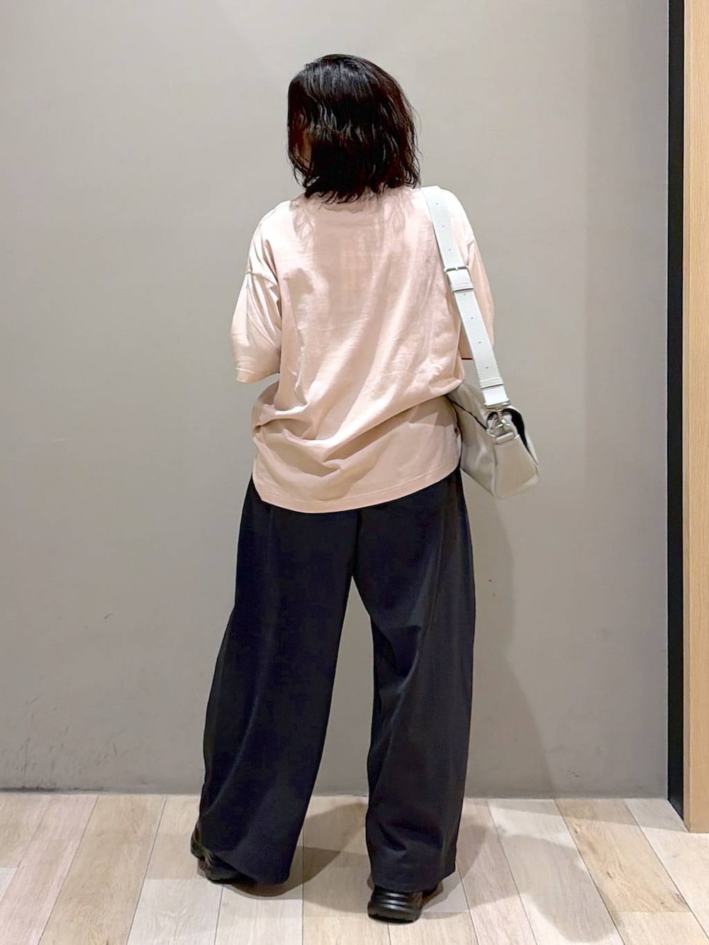 ブラック系のローファー、グレー系のショルダーバッグ、ピンク系のTシャツ/カットソーを着用したレディースの夏コーディネートの6枚目の写真