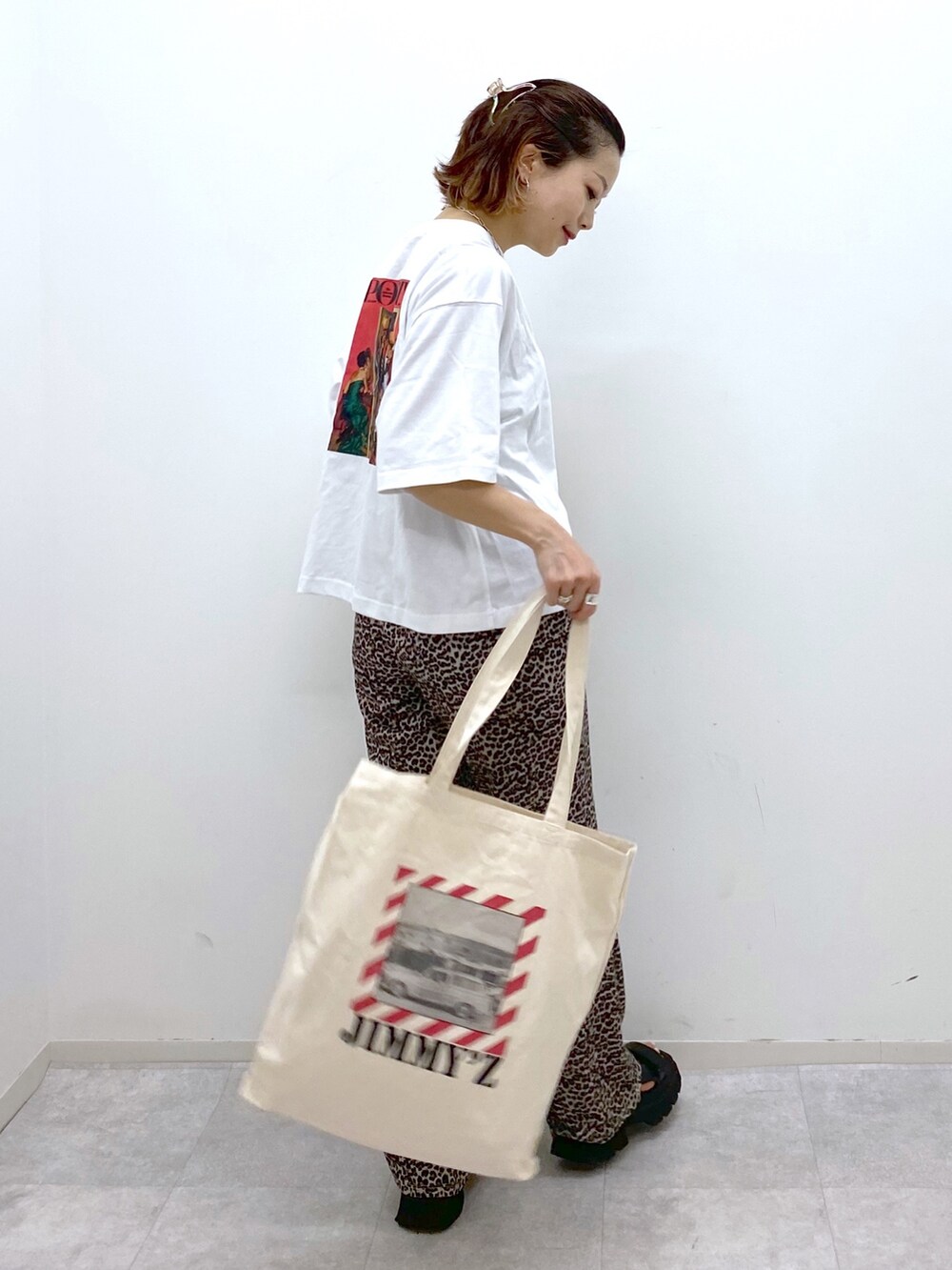 ホワイト系のTシャツ/カットソー、その他のパンツ、ホワイト系のトートバッグを着用したレディースの夏コーディネートの3枚目の写真