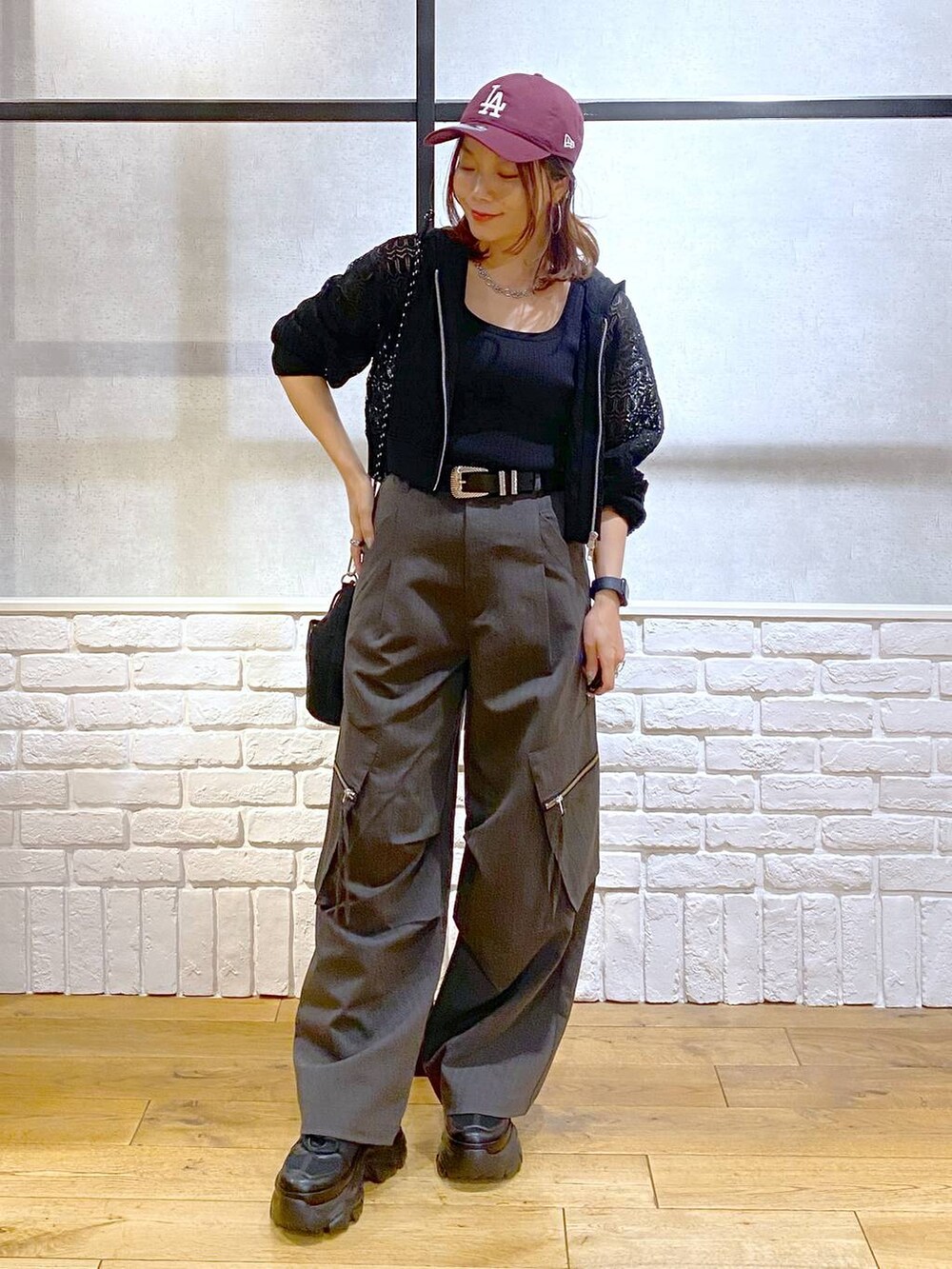 ブラック系のスニーカー、グレー系のカーゴパンツ、ブラック系のタンクトップを着用したレディースの夏コーディネートの8枚目の写真