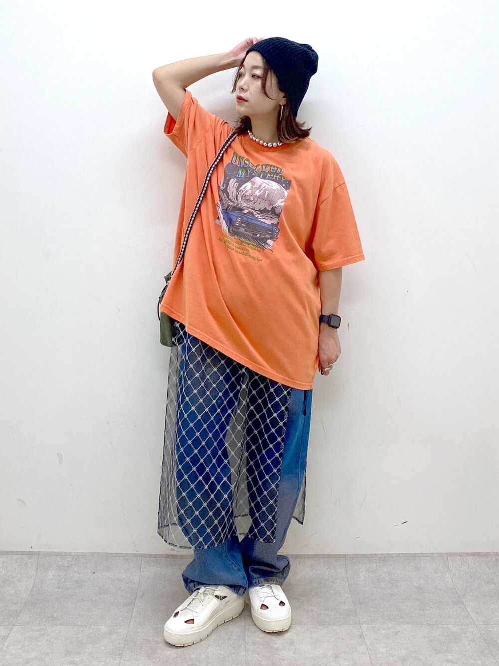 ピンク系のTシャツ/カットソー、ブルー系のデニムパンツ、ホワイト系のスニーカーを着用したレディースの夏コーディネートの4枚目の写真