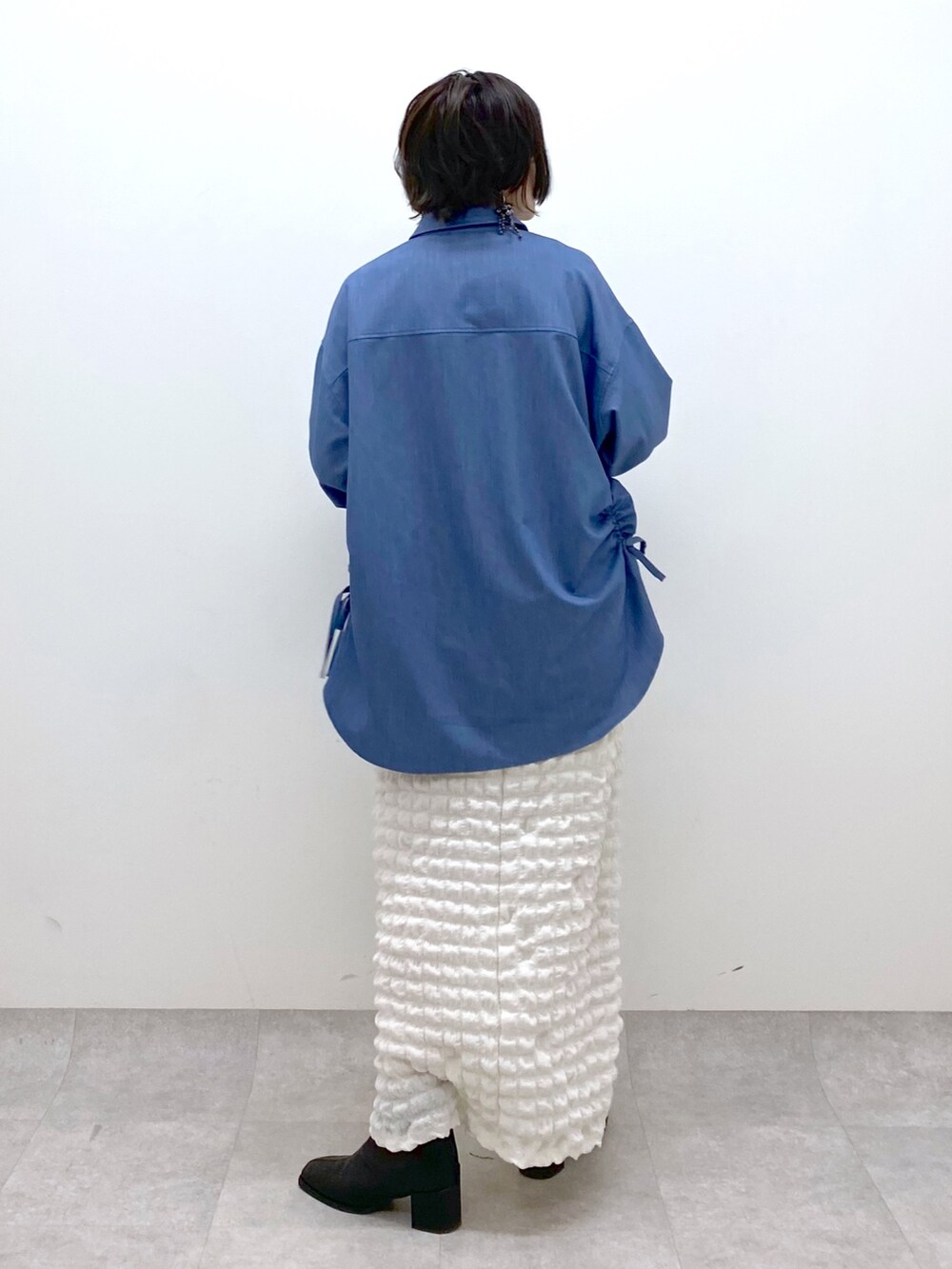 ブルー系のシャツ/ブラウス、ホワイト系のスカート、ホワイト系のシューズを着用したレディースの春コーディネートの3枚目の写真