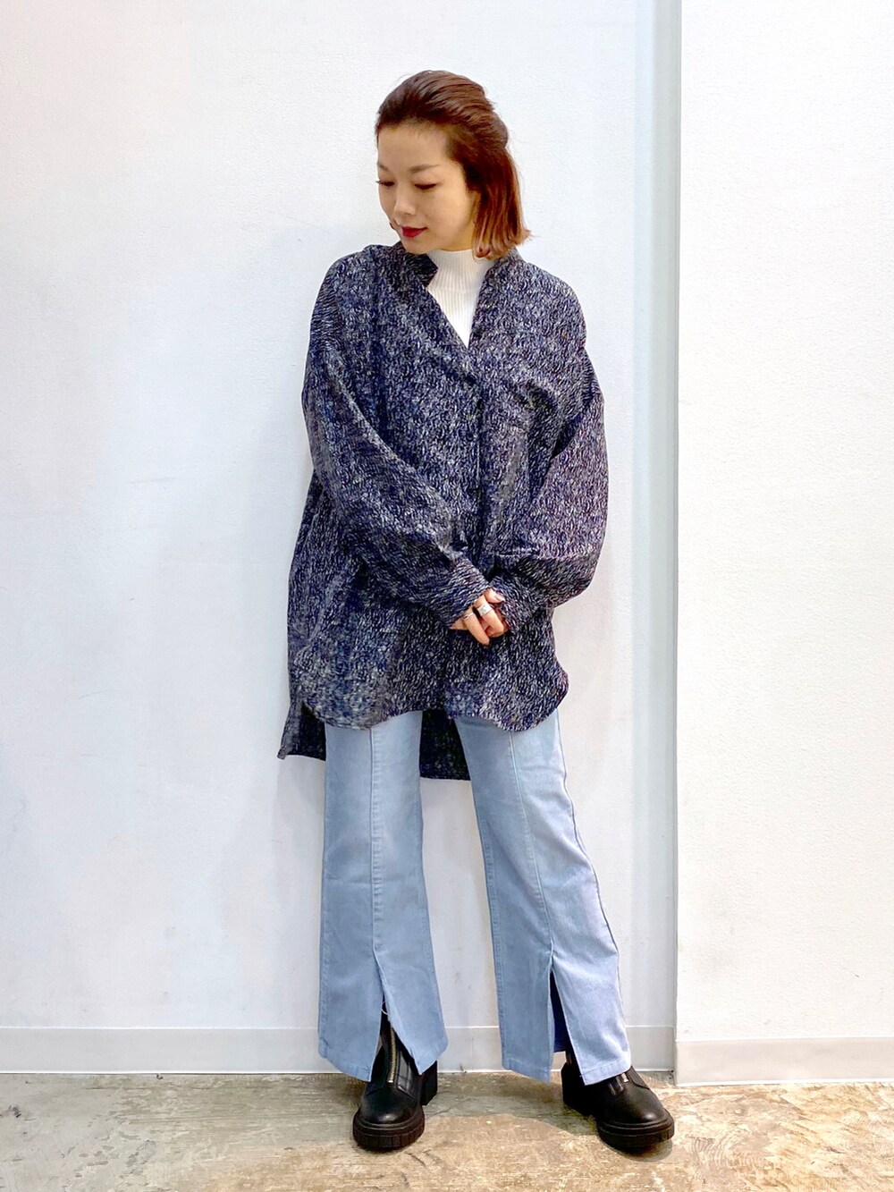 ホワイト系のニット/セーター、ブルー系のその他パンツ、ブラック系のブーツを着用したレディースの秋コーディネートの3枚目の写真