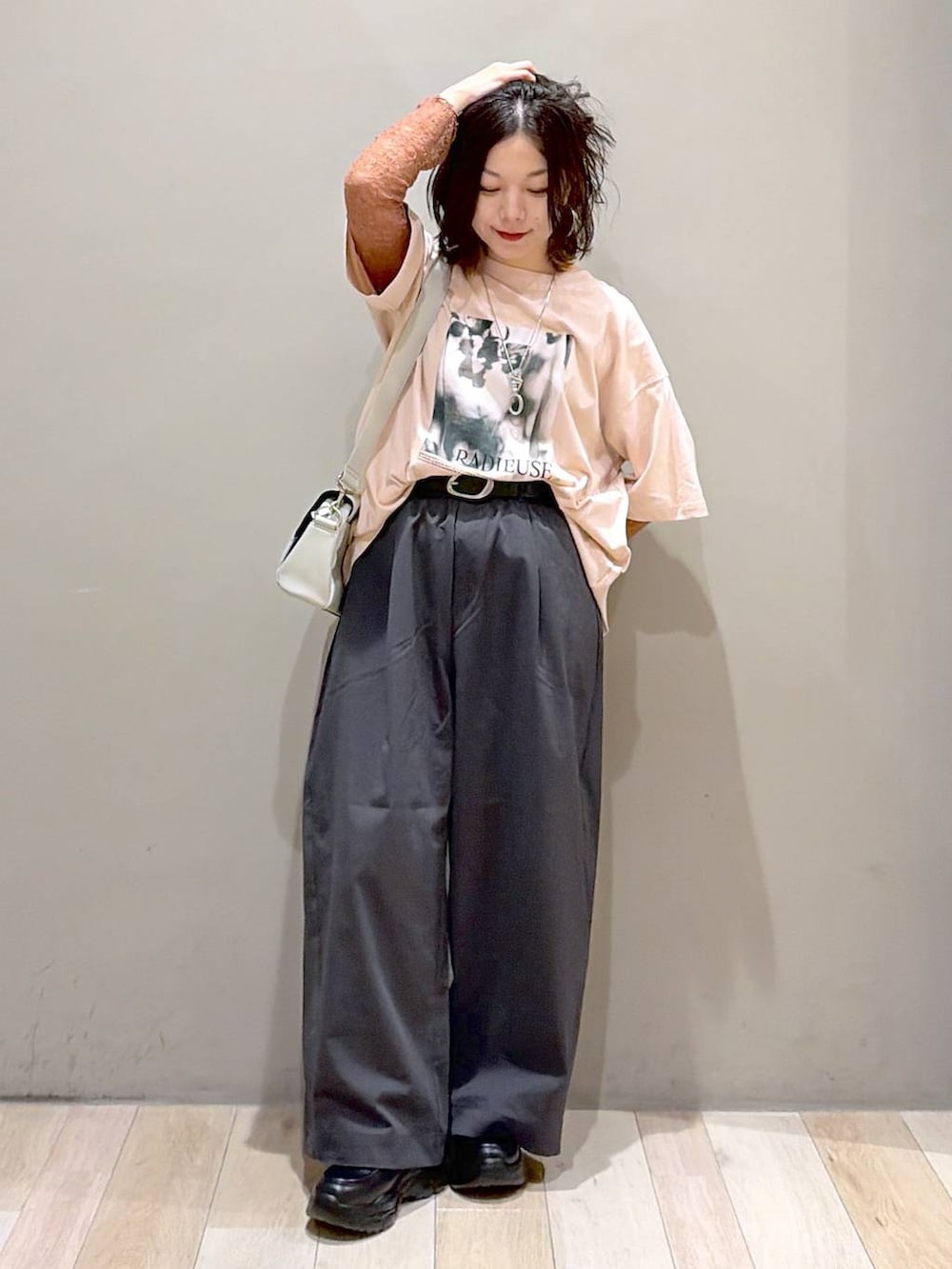 ブラック系のローファー、グレー系のショルダーバッグ、ピンク系のTシャツ/カットソーを着用したレディースの夏コーディネートの9枚目の写真