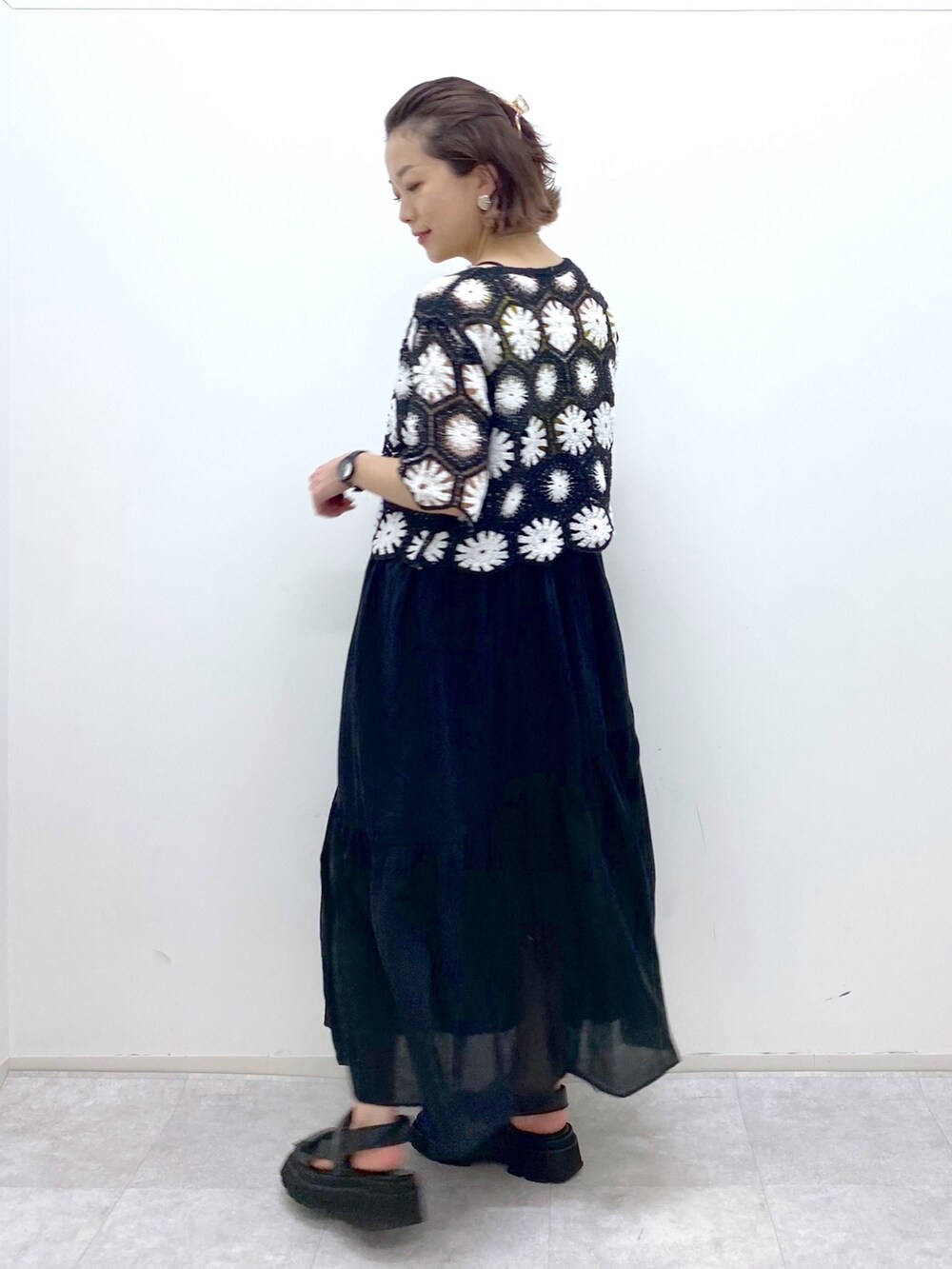 イエロー系のタンクトップ、ブラック系のトップス、その他のワンピース/ドレスを着用したレディースの夏コーディネートの2枚目の写真