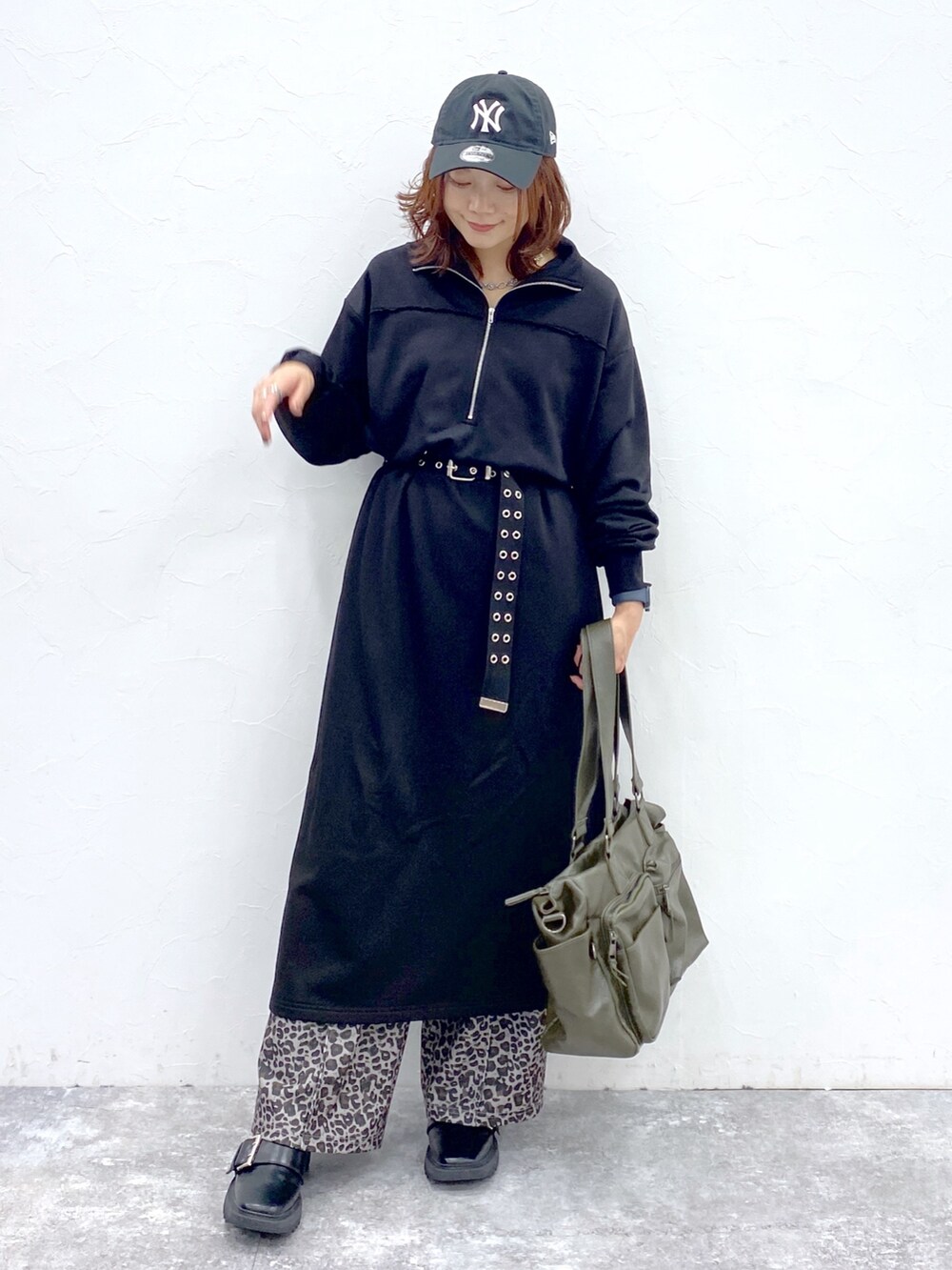 ブラック系のワンピース、その他のその他パンツ、グリーン系のボストンバッグを着用したレディースの秋コーディネートの8枚目の写真