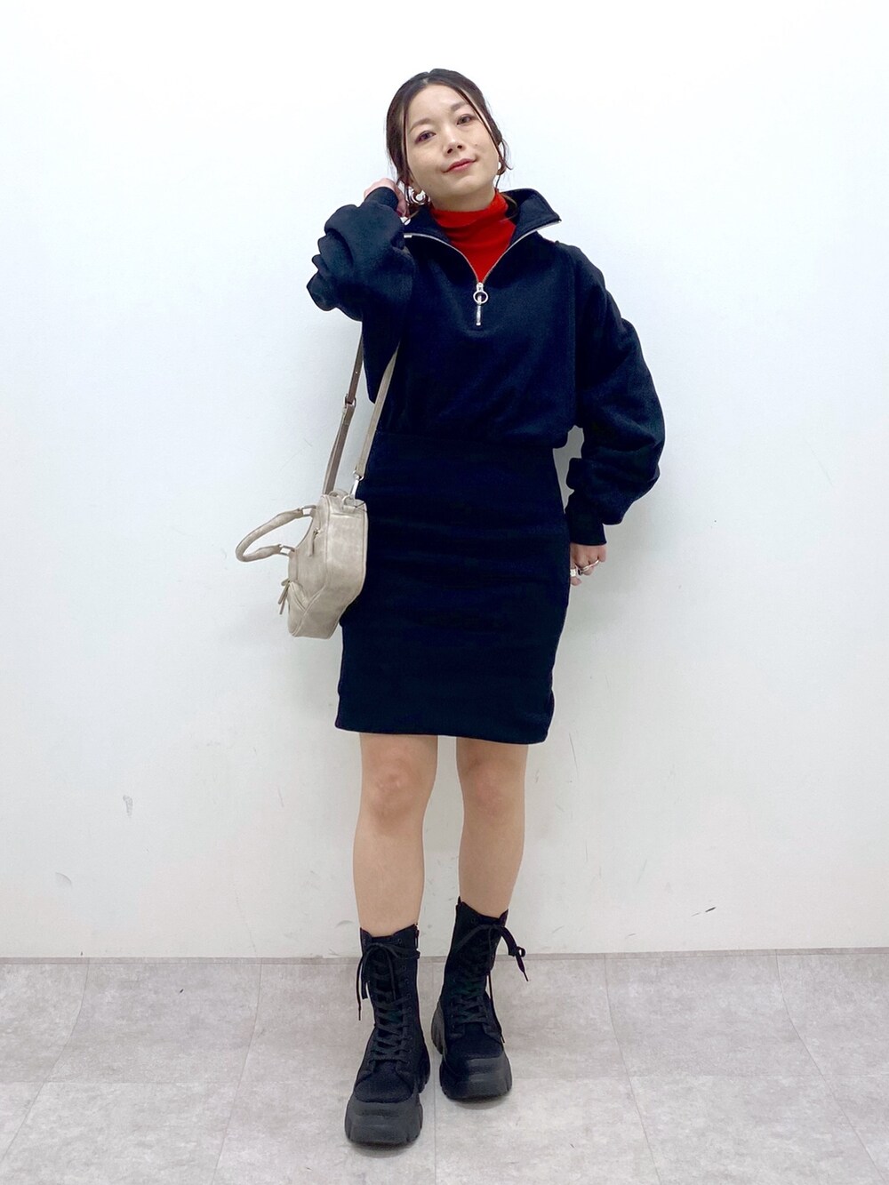 ブラック系のワンピース、レッド系のニット/セーター、ベージュ系のボストンバッグを着用したレディースの冬コーディネートの8枚目の写真