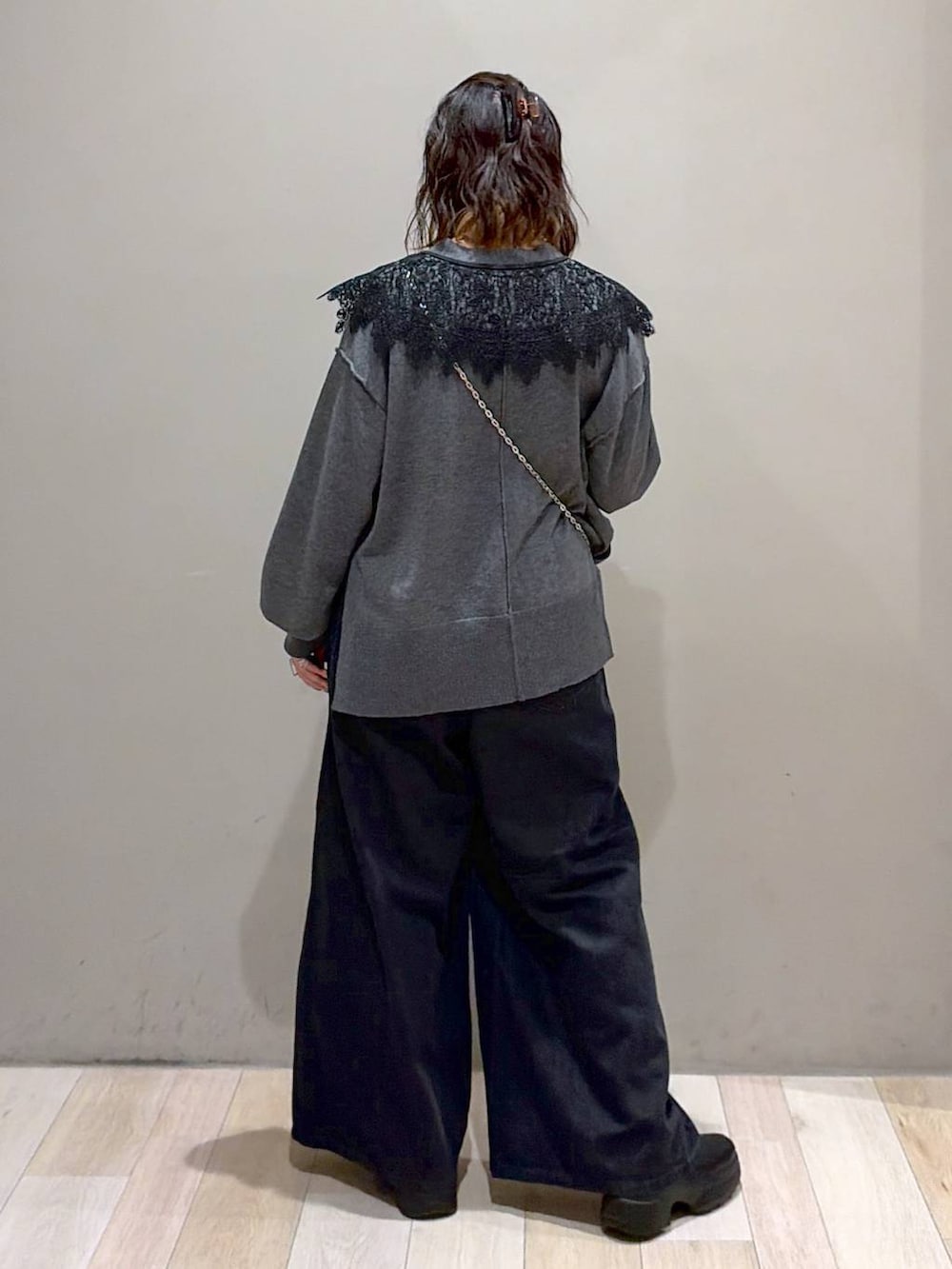 ブラック系のブーツ、グレー系のカーディガン/ボレロ、ブラック系のデニムパンツを着用したレディースの秋コーディネートの6枚目の写真