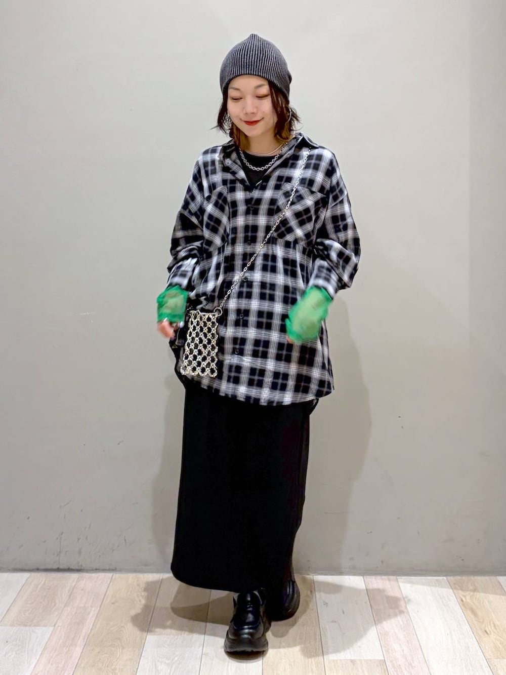 ブラック系のローファー、ブラック系のシャツ/ブラウス、ブラック系のTシャツ/カットソーを着用したレディースの夏コーディネートの8枚目の写真