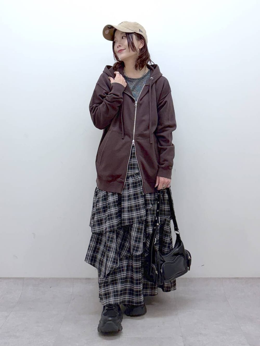 ブラック系のブーツ、シルバー系のTシャツ/カットソー、ブラウン系のパーカーを着用したレディースの冬コーディネートの9枚目の写真