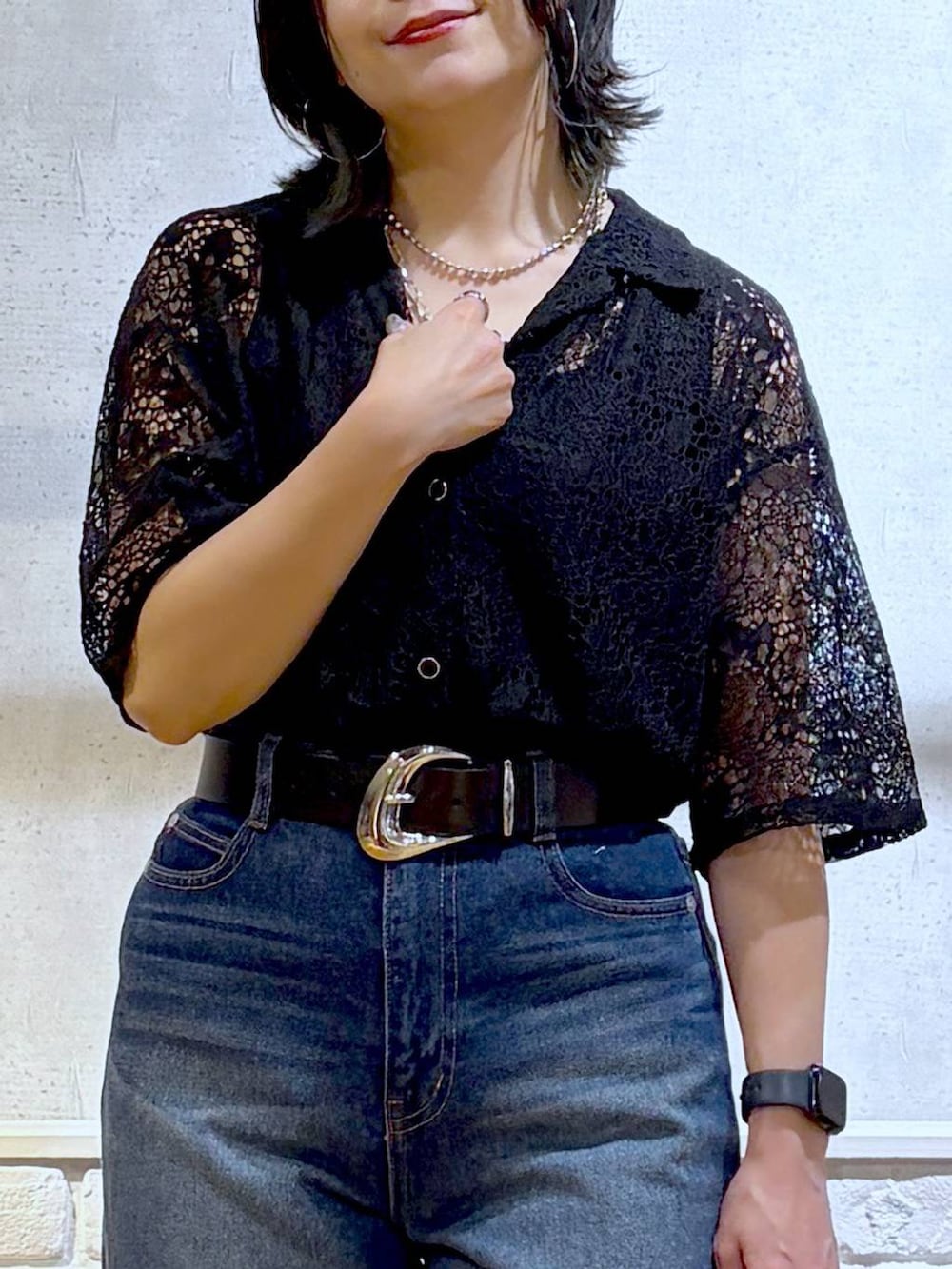 ブルー系のデニムパンツ、ブラック系のシャツ/ブラウス、ブラック系のショルダーバッグを着用したレディースの夏コーディネートの2枚目の写真