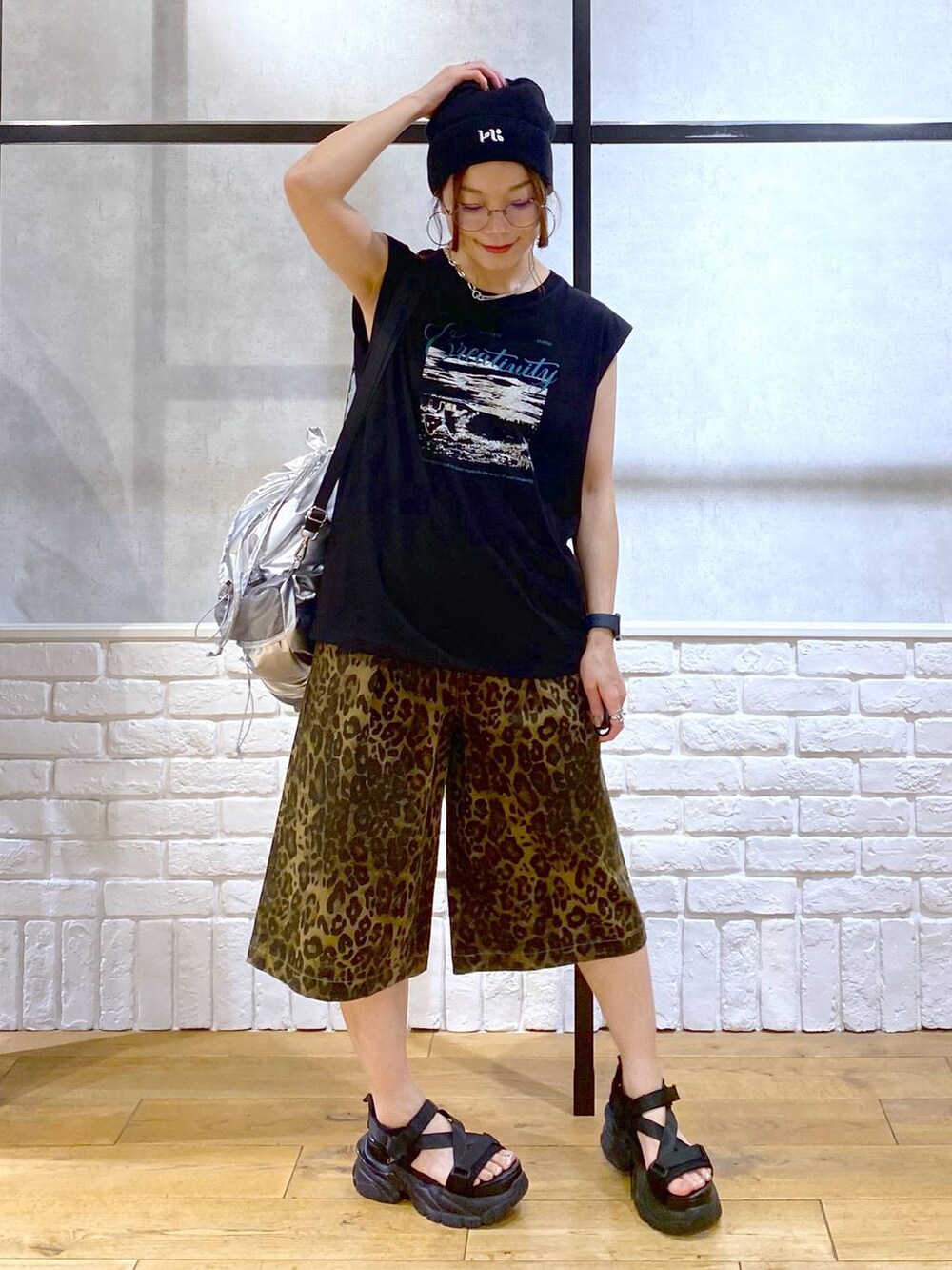 ブラック系のサンダル、シルバー系のバックパック/リュック、その他のその他パンツを着用したレディースの夏コーディネートの9枚目の写真