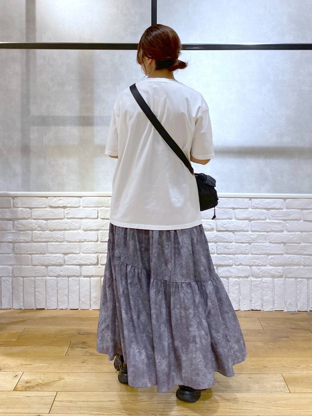 ブラック系のサンダル、ブラック系のショルダーバッグ、グレー系のスカートを着用したレディースの夏コーディネートの6枚目の写真