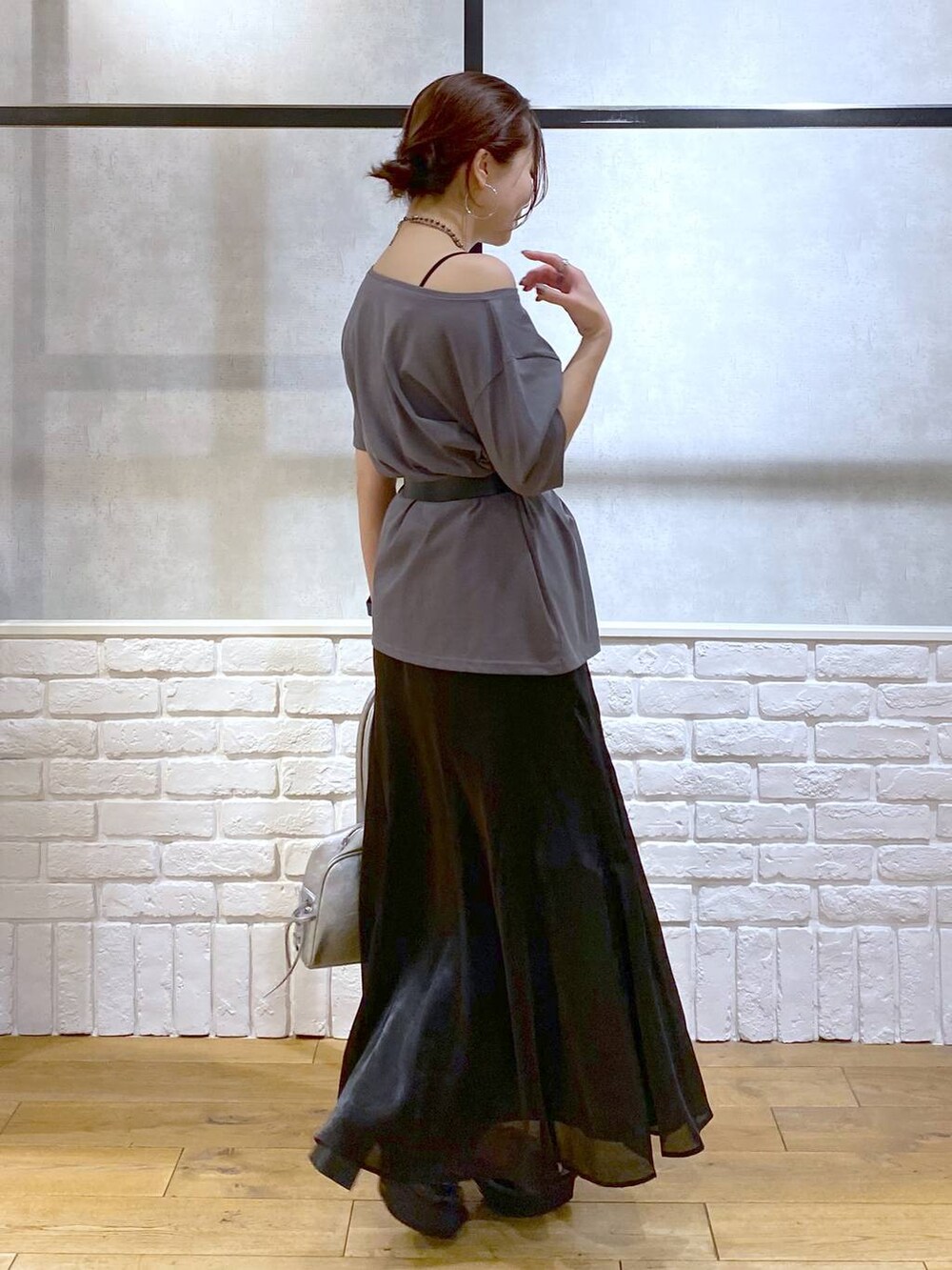 ブラック系のブーツ、シルバー系のショルダーバッグ、グレー系のTシャツ/カットソーを着用したレディースの夏コーディネートの7枚目の写真