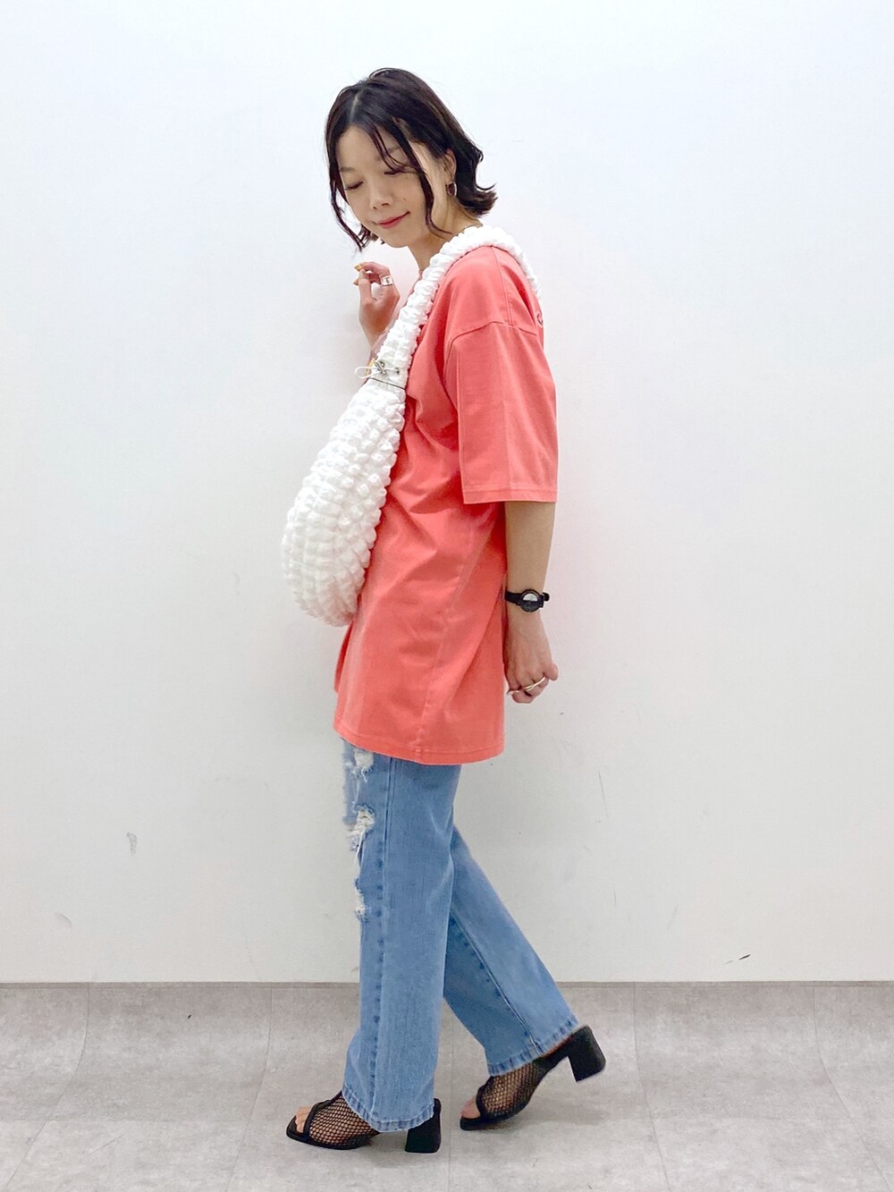 ホワイト系のバッグ、ブルー系のパンツ、レッド系のTシャツ/カットソーを着用したレディースの春コーディネートの5枚目の写真