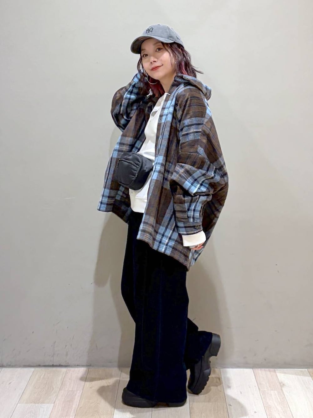 ブルー系のその他パンツ、ブラック系のブーツ、ホワイト系のTシャツ/カットソーを着用したレディースの秋コーディネートの7枚目の写真