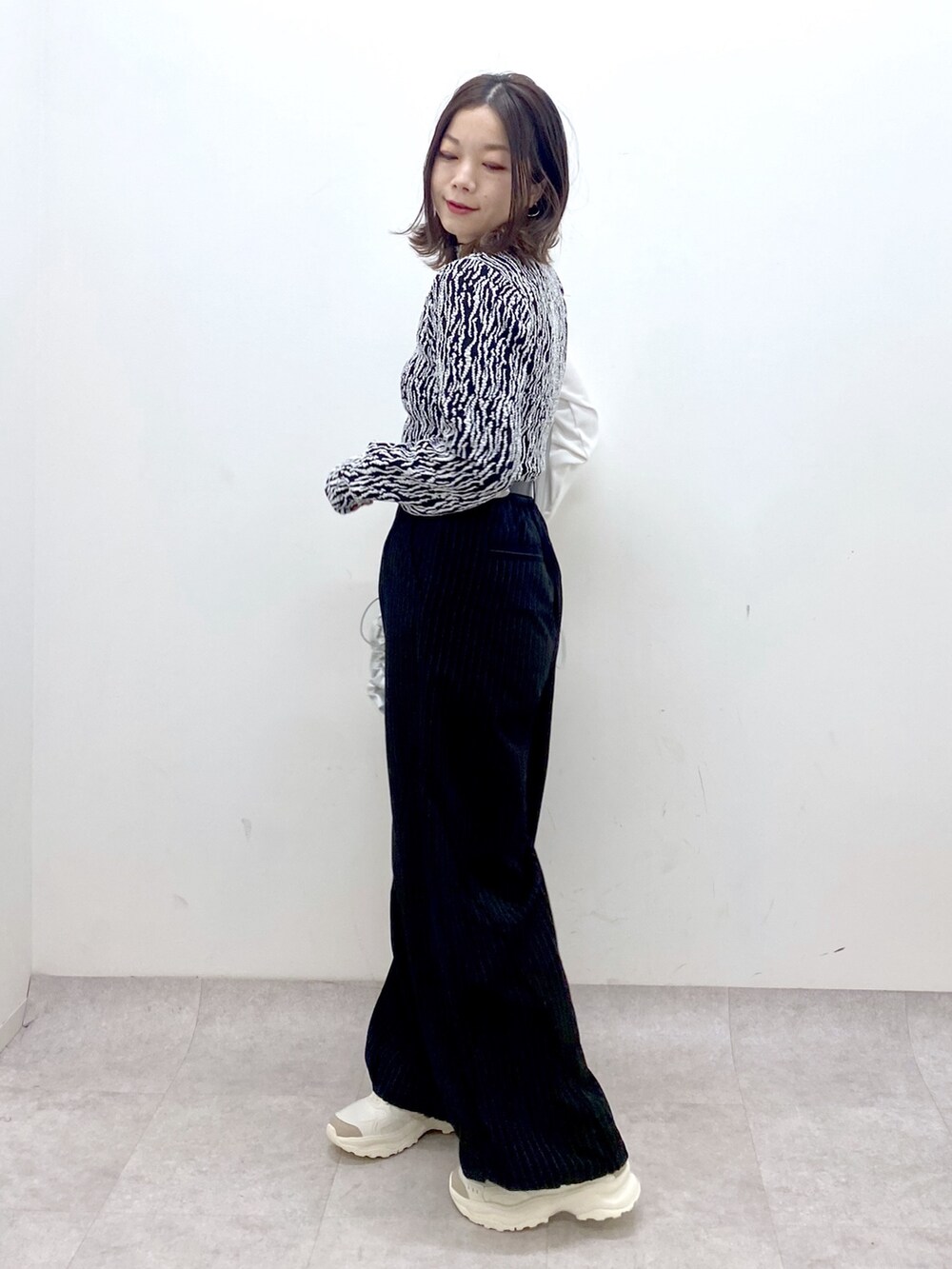 ホワイト系のTシャツ/カットソー、シルバー系のショルダーバッグ、その他のその他パンツを着用したレディースの春コーディネートの5枚目の写真