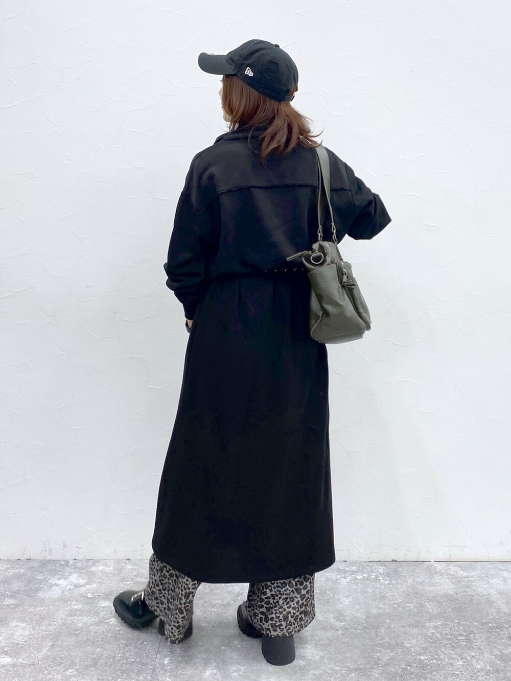 ブラック系のワンピース、その他のその他パンツ、グリーン系のボストンバッグを着用したレディースの秋コーディネートの5枚目の写真