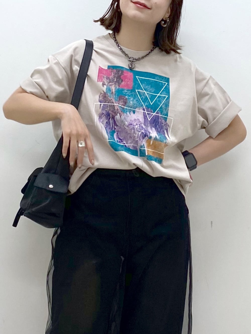 ベージュ系のTシャツ/カットソー、ブラック系のその他パンツ、ブラック系のデニムパンツを着用したレディースの夏コーディネートの2枚目の写真