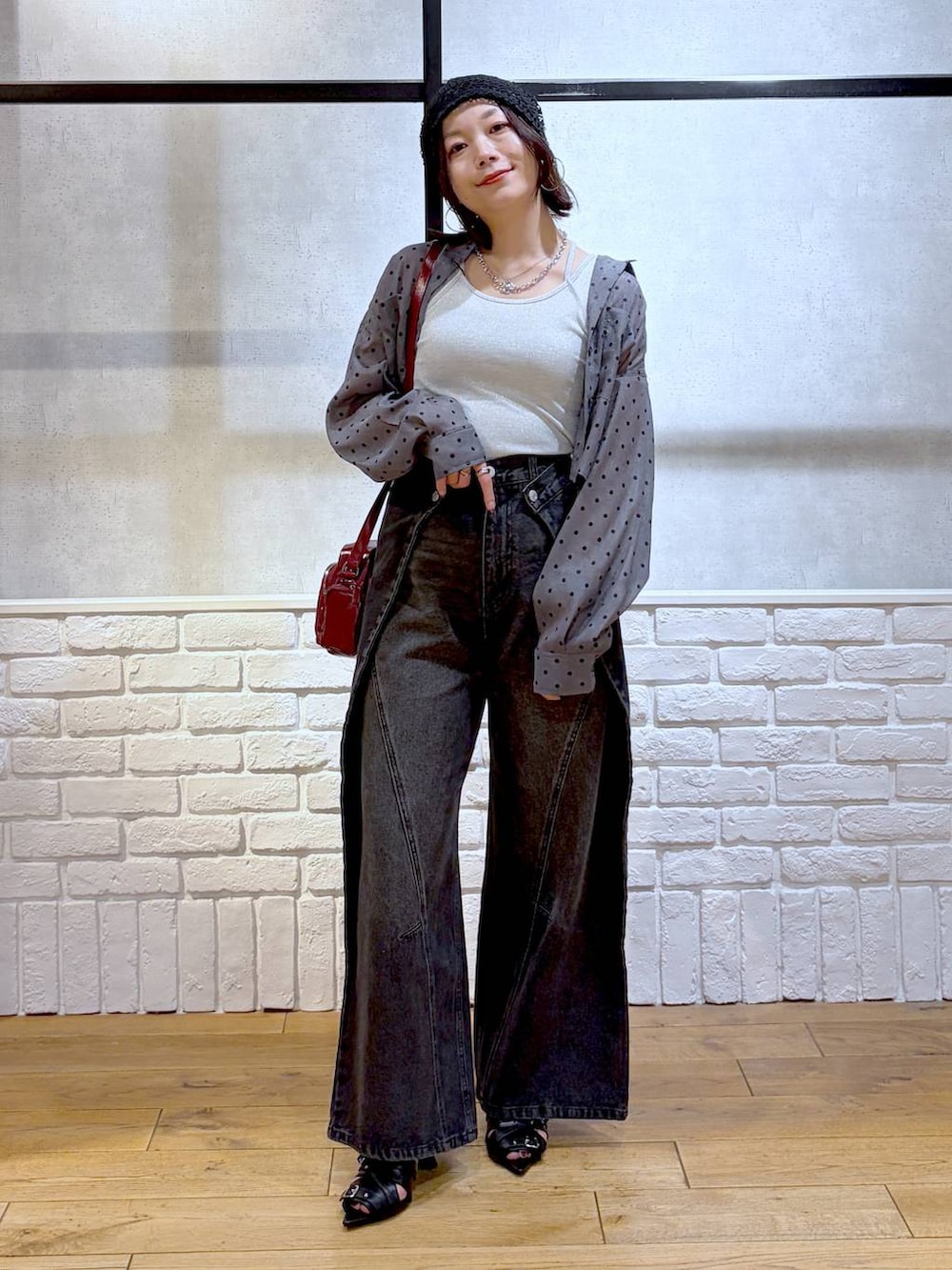 ブラック系のサンダル、ブラック系のデニムパンツ、ホワイト系のタンクトップを着用したレディースの夏コーディネートの9枚目の写真