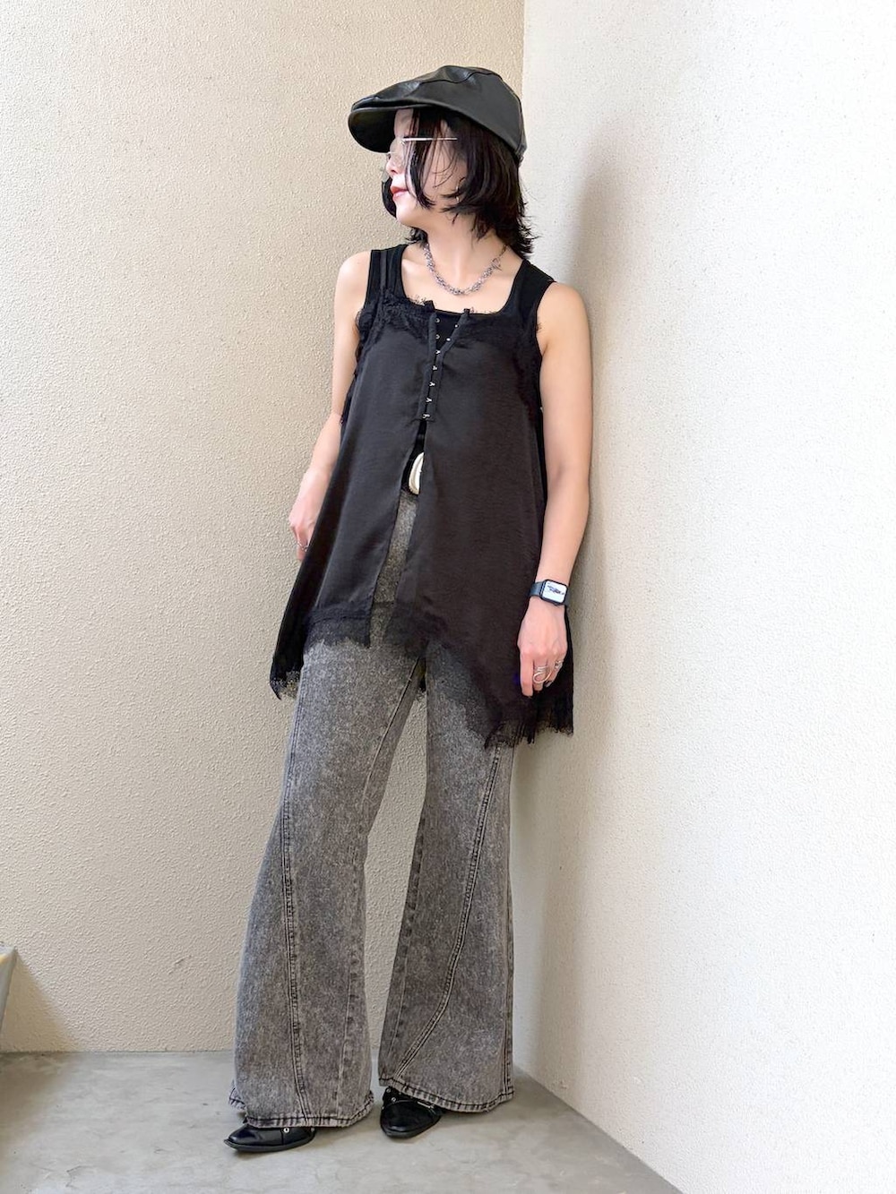 ブラック系のデニムパンツ、ブラック系のキャミソール、ブラック系のハンチング/ベレー帽を着用したレディースの夏コーディネートの3枚目の写真