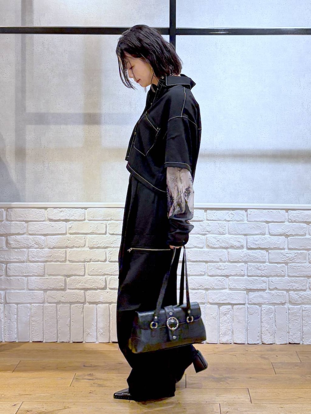 ブラック系のカーゴパンツ、ブラック系のシャツ/ブラウス、ブラック系のTシャツ/カットソーを着用したレディースの夏コーディネートの5枚目の写真